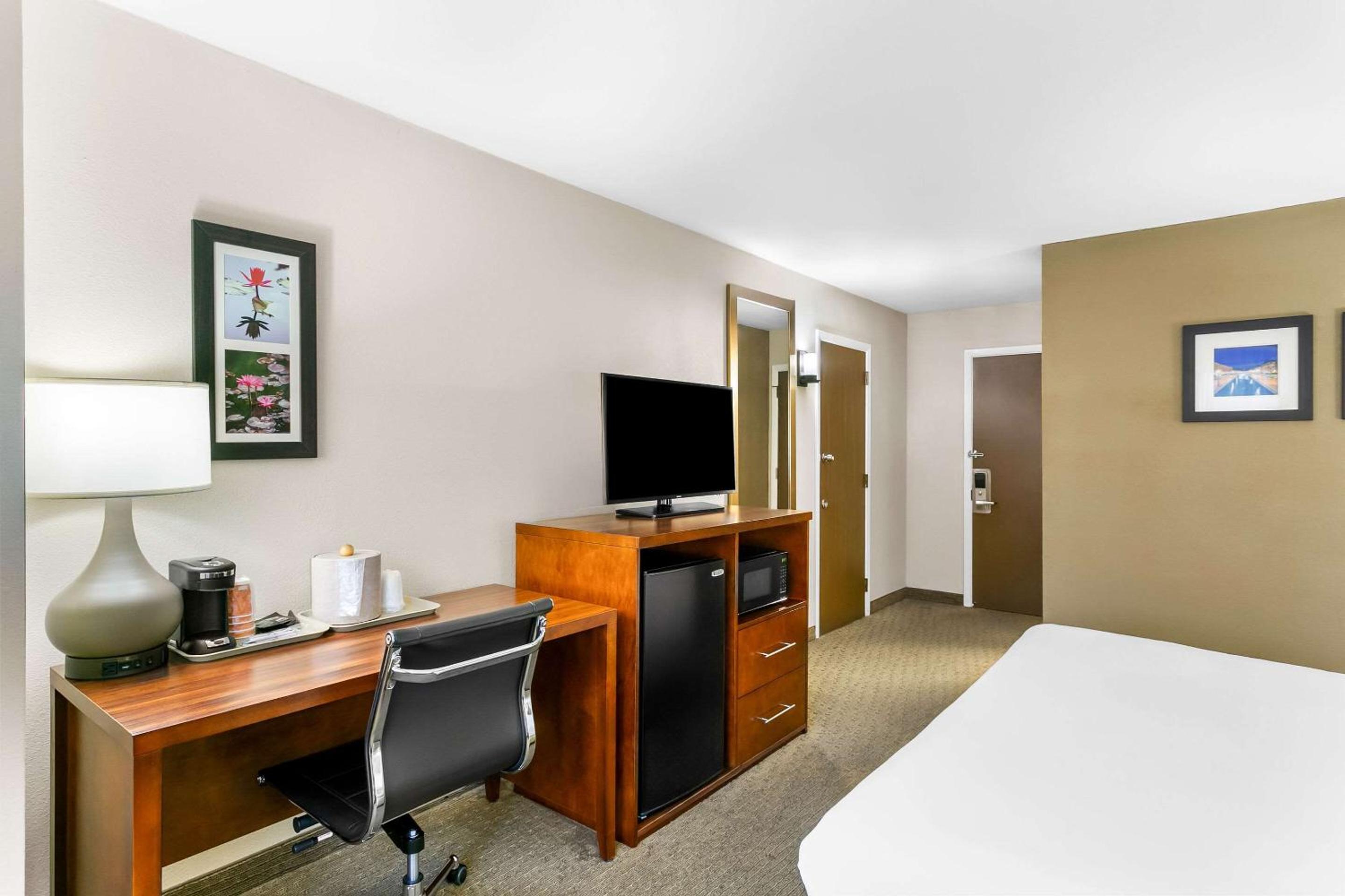 King Room - Non-Smoking - Photo 5