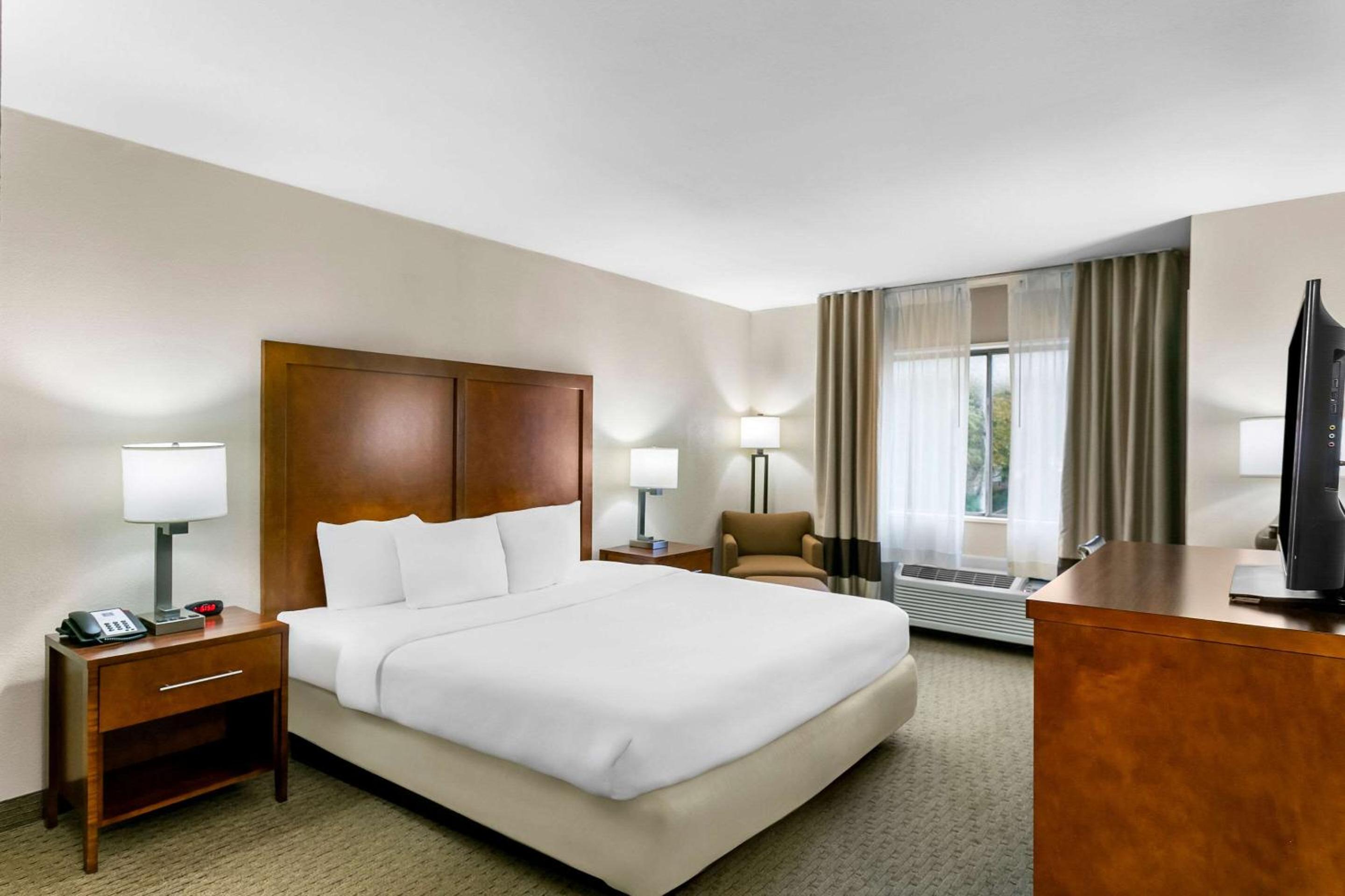 King Room - Non-Smoking - Photo 6