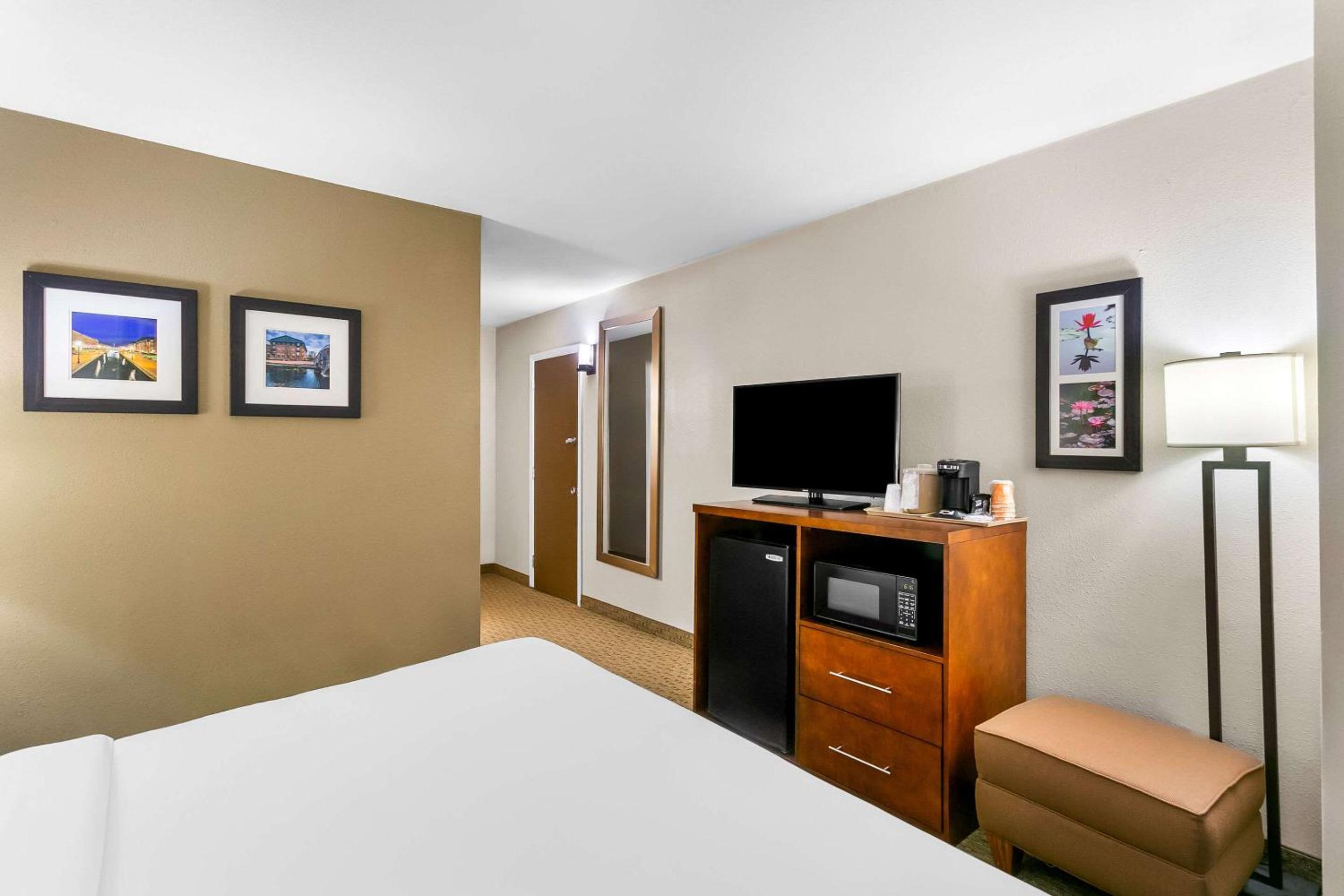 King Room - Non-Smoking - Photo 2