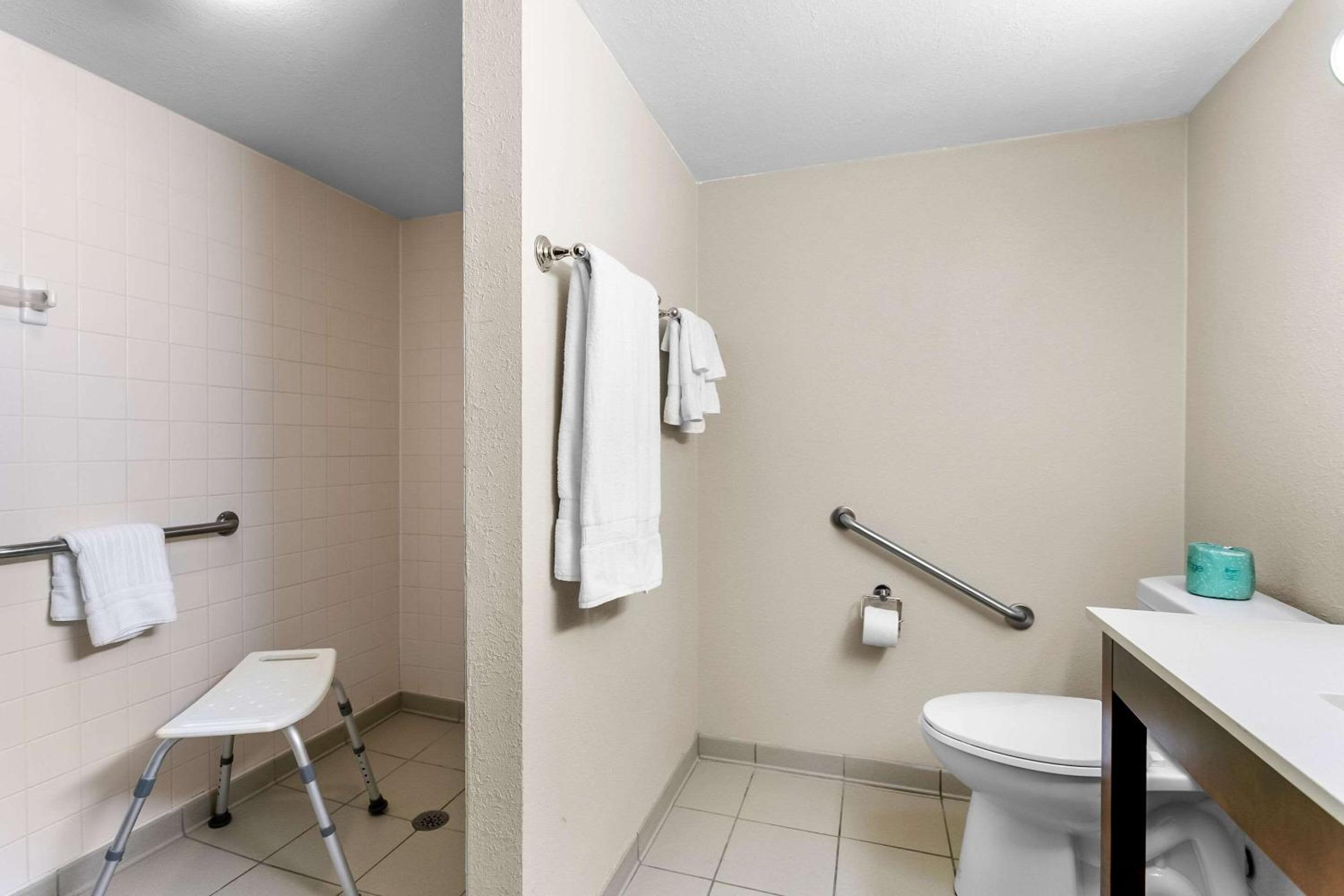 King Room - Accessible (Roll In Shower)-Non-Smoking - Photo 7