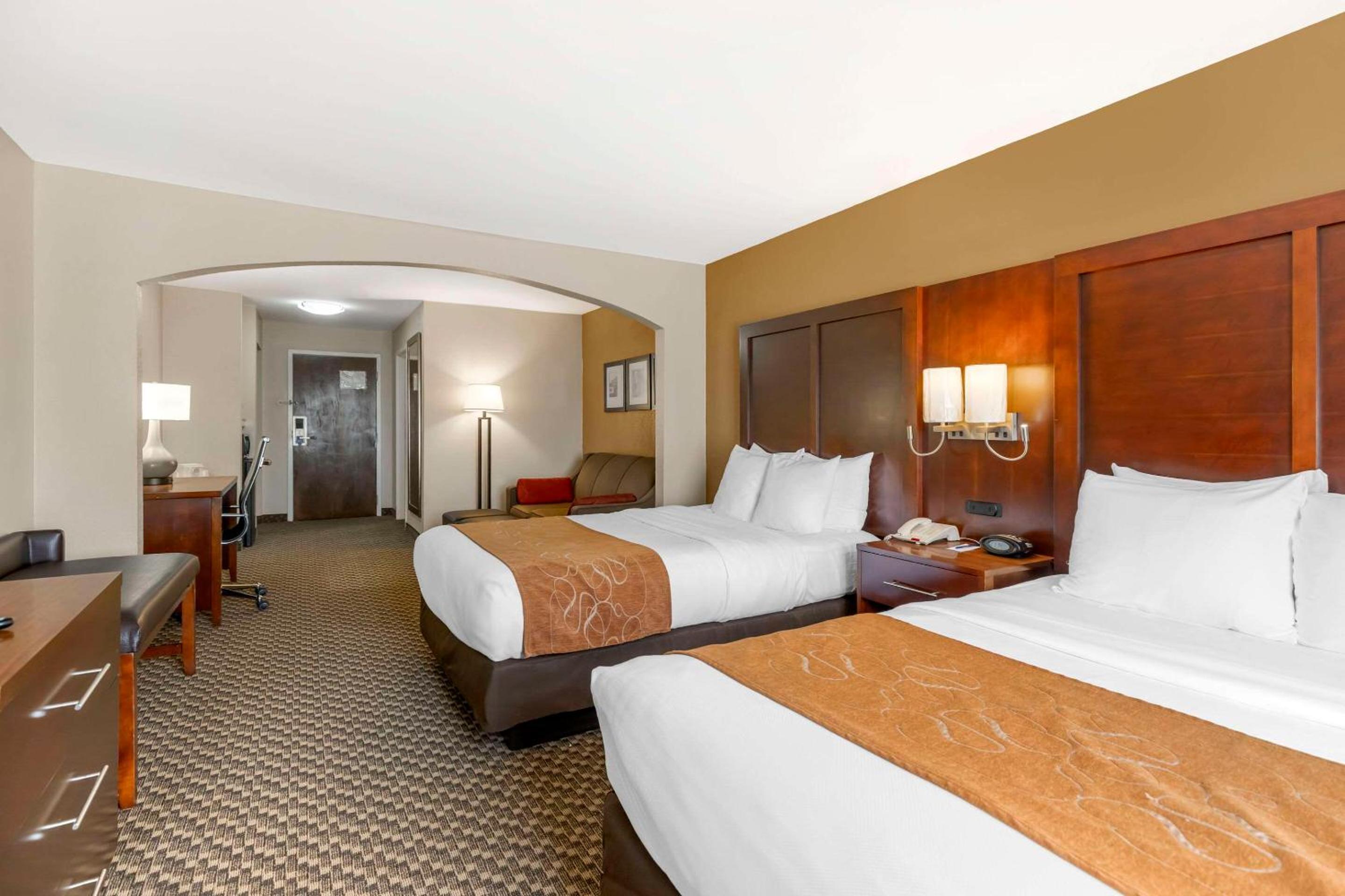 Suite with Two Double Beds - Photo 1