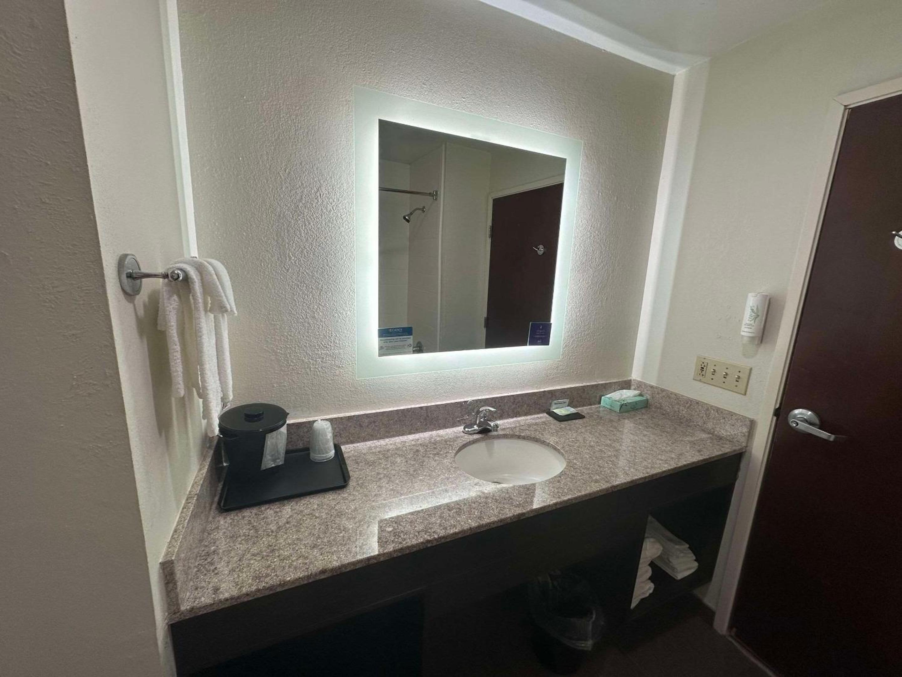 King Room - Non-Smoking - Photo 3