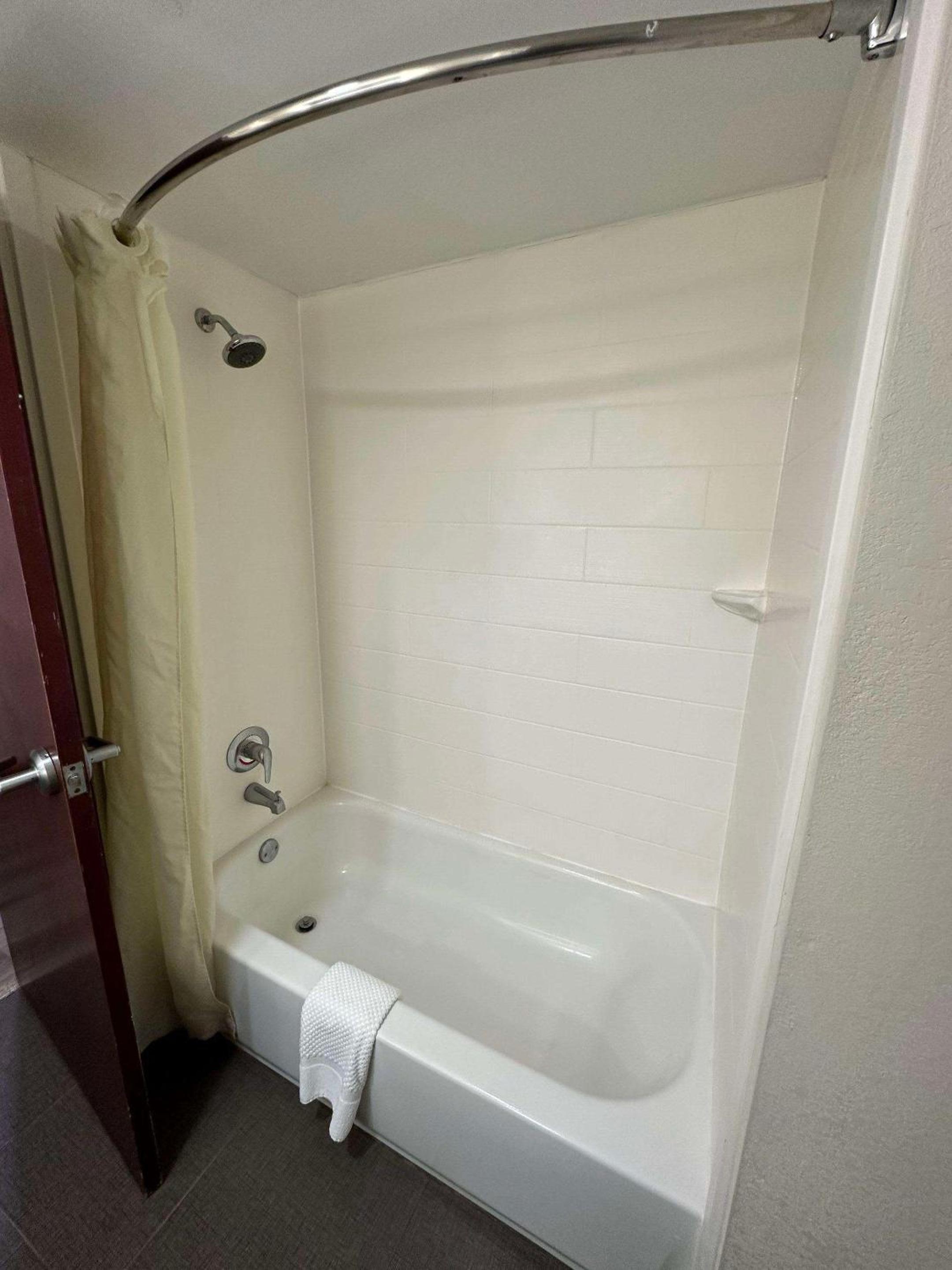 King Room - Non-Smoking - Photo 5