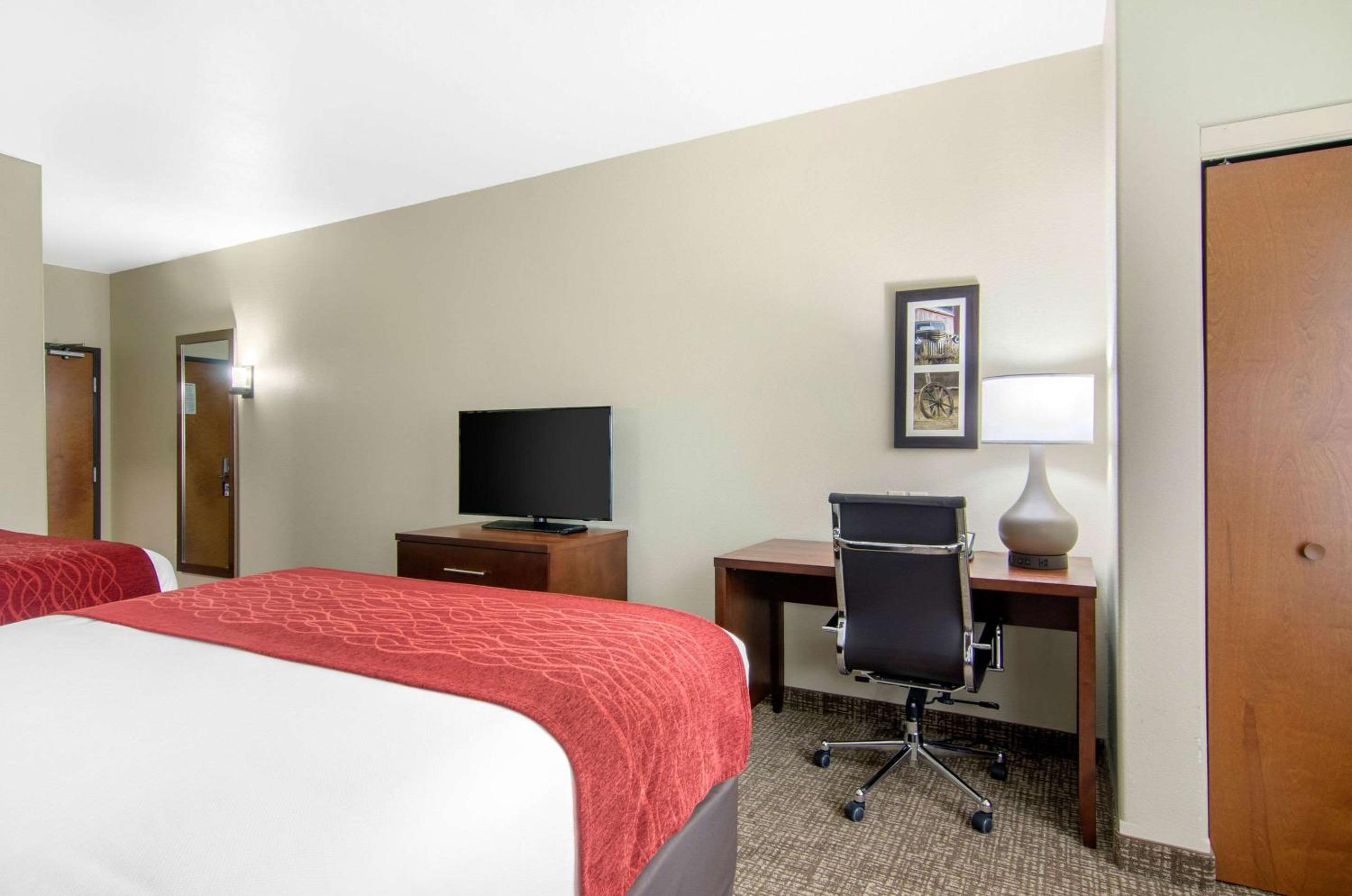 Queen Room with Two Queen Beds - Non-Smoking photo 2
