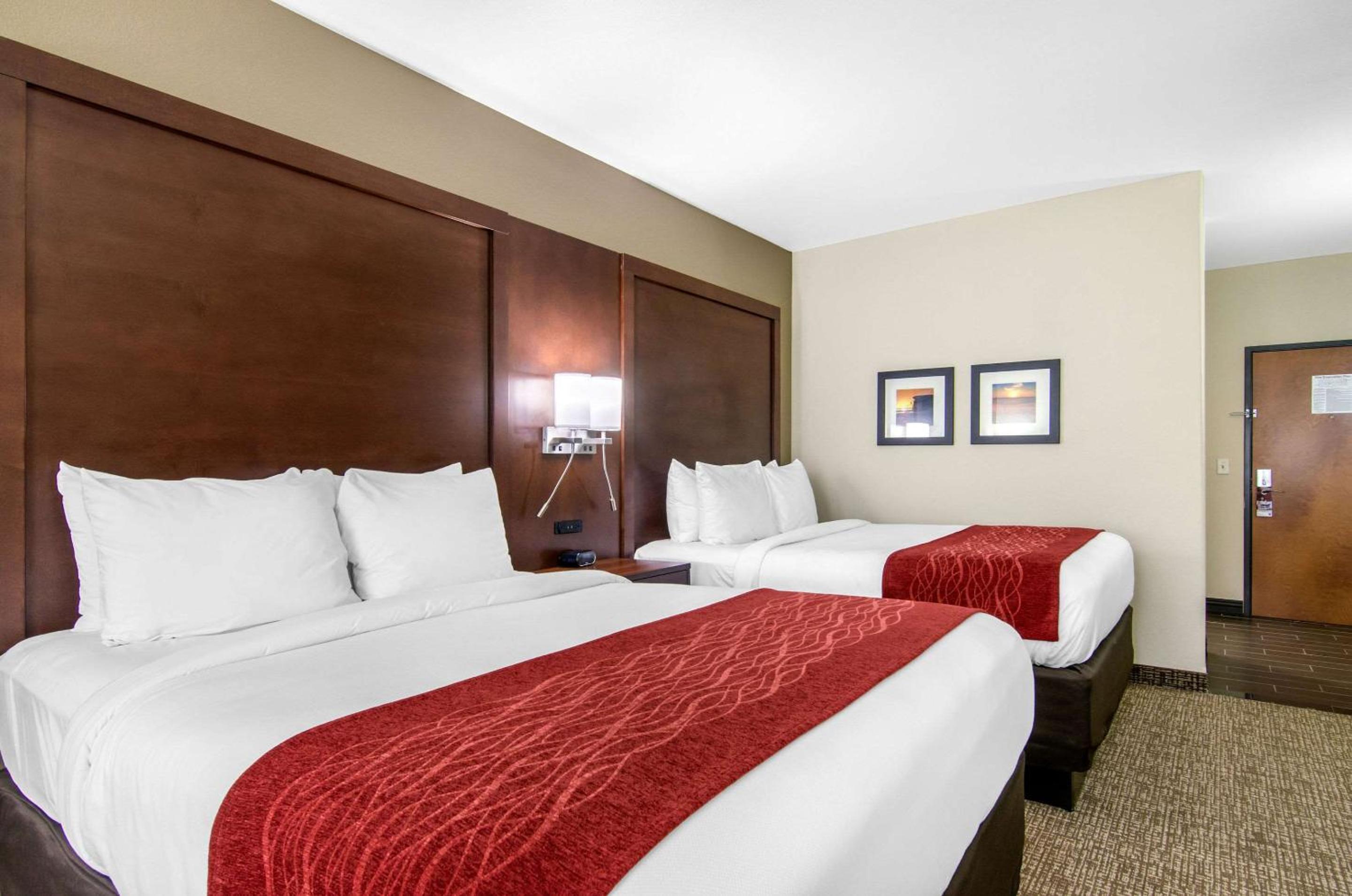 Queen Room with Two Queen Beds - Non-Smoking photo 3