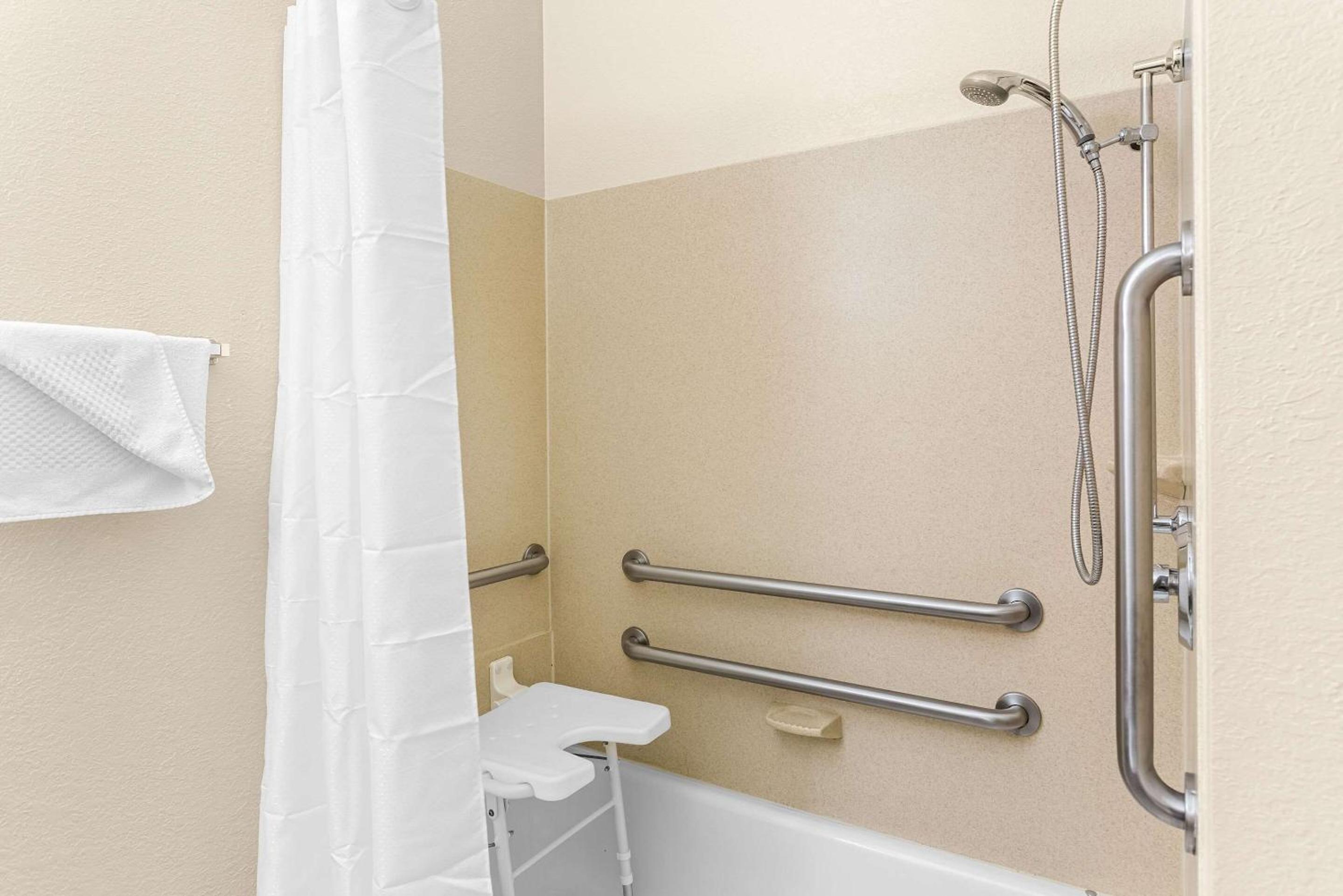 One-Bedroom Queen Suite - Disability Access/Non-Smoking - Photo 3