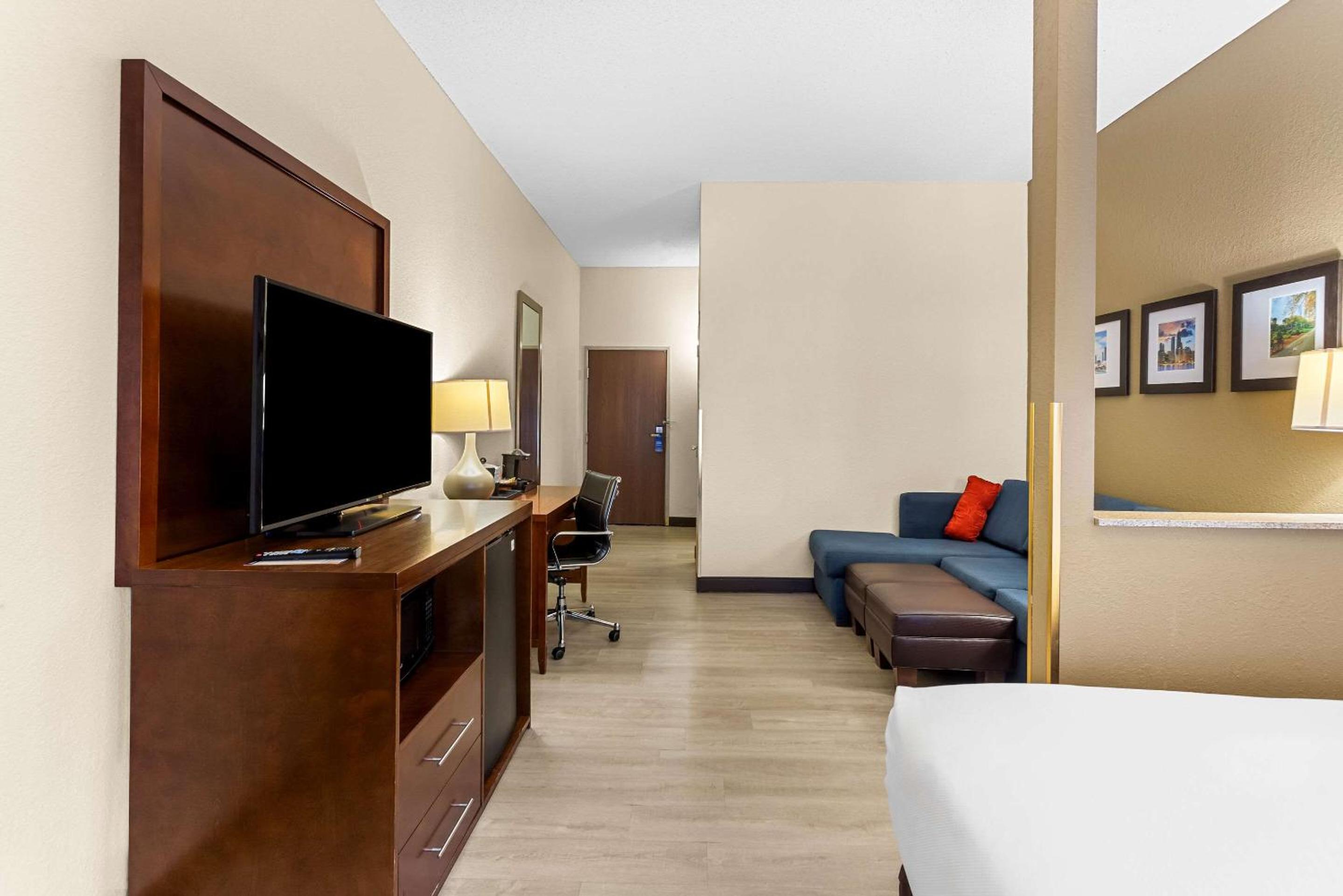 One-Bedroom Queen Suite - Disability Access/Non-Smoking - Photo 2