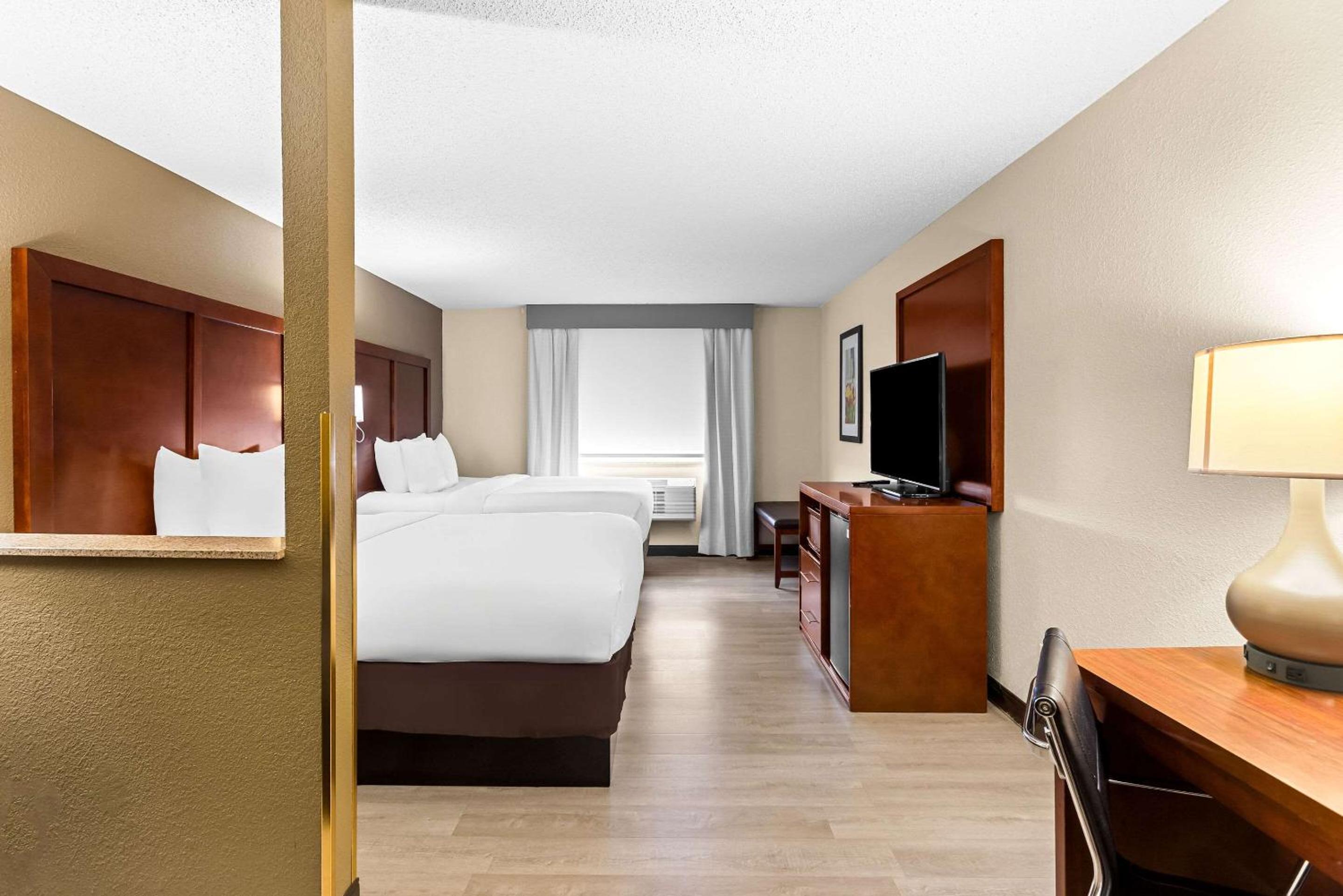 Queen Suite with Two Queen Beds - Non-Smoking - Photo 1
