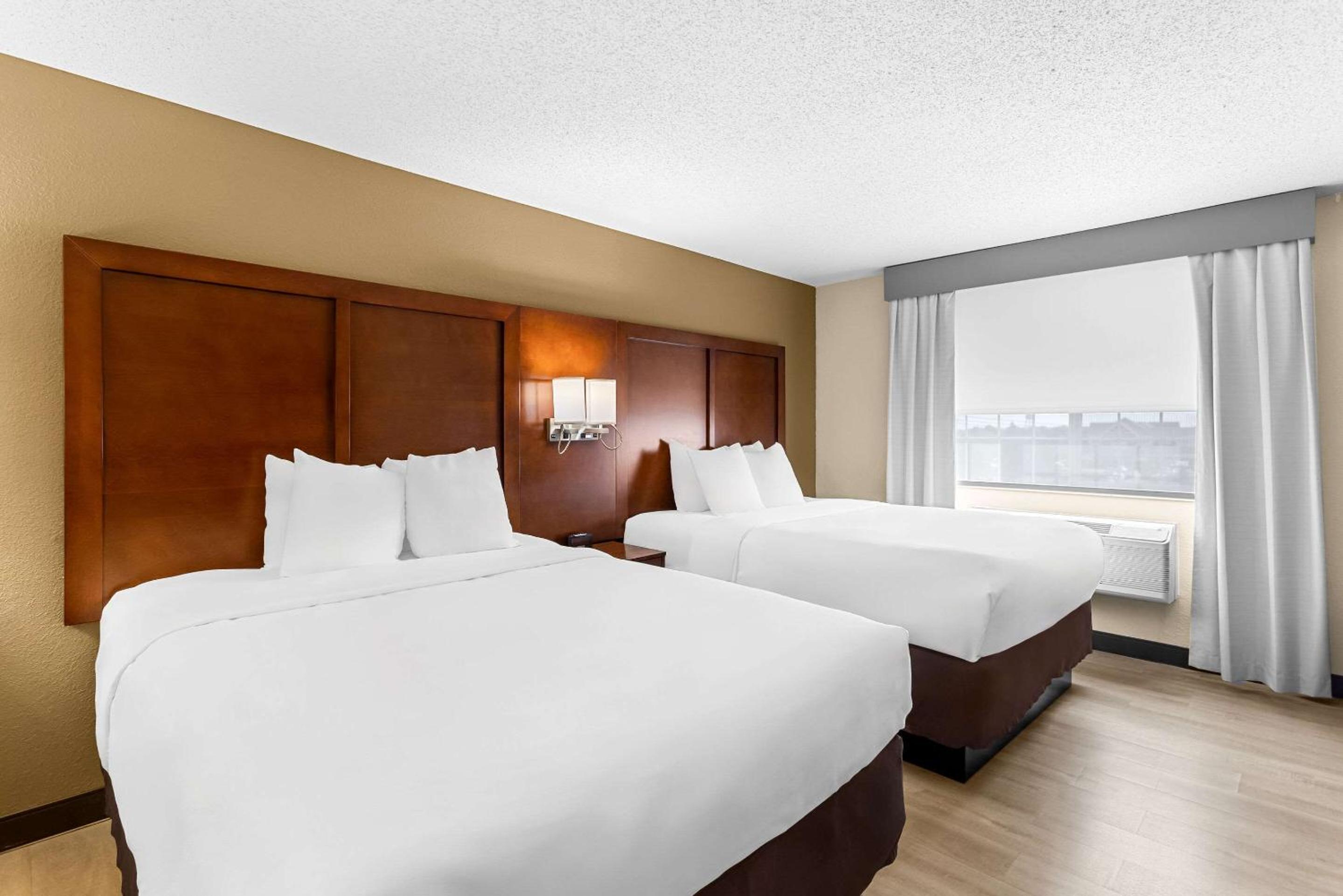 Queen Suite with Two Queen Beds and Accessible Tub - Accessible/Non-Smoking - Photo 4