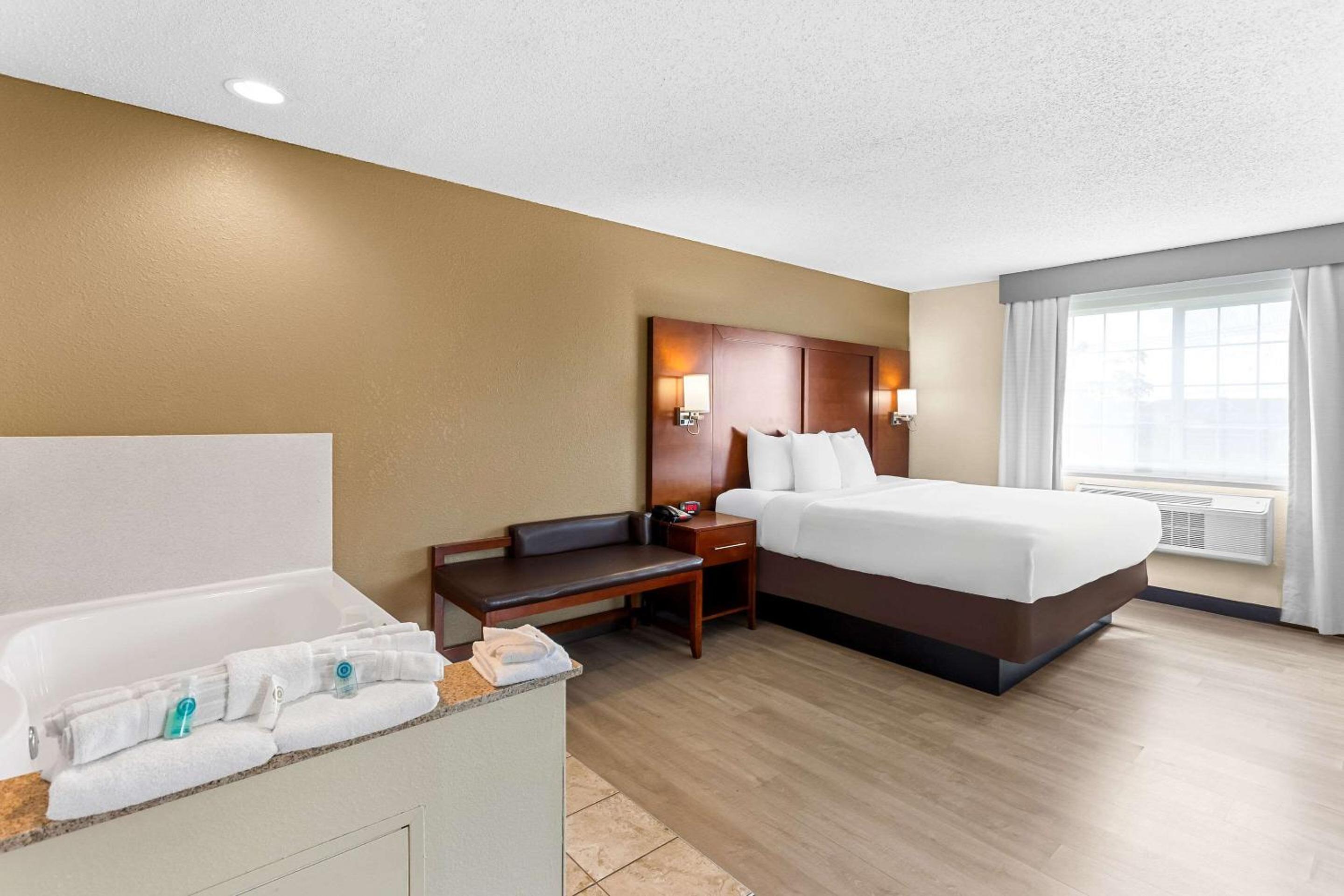 King Suite with Spa Bath - Photo 1