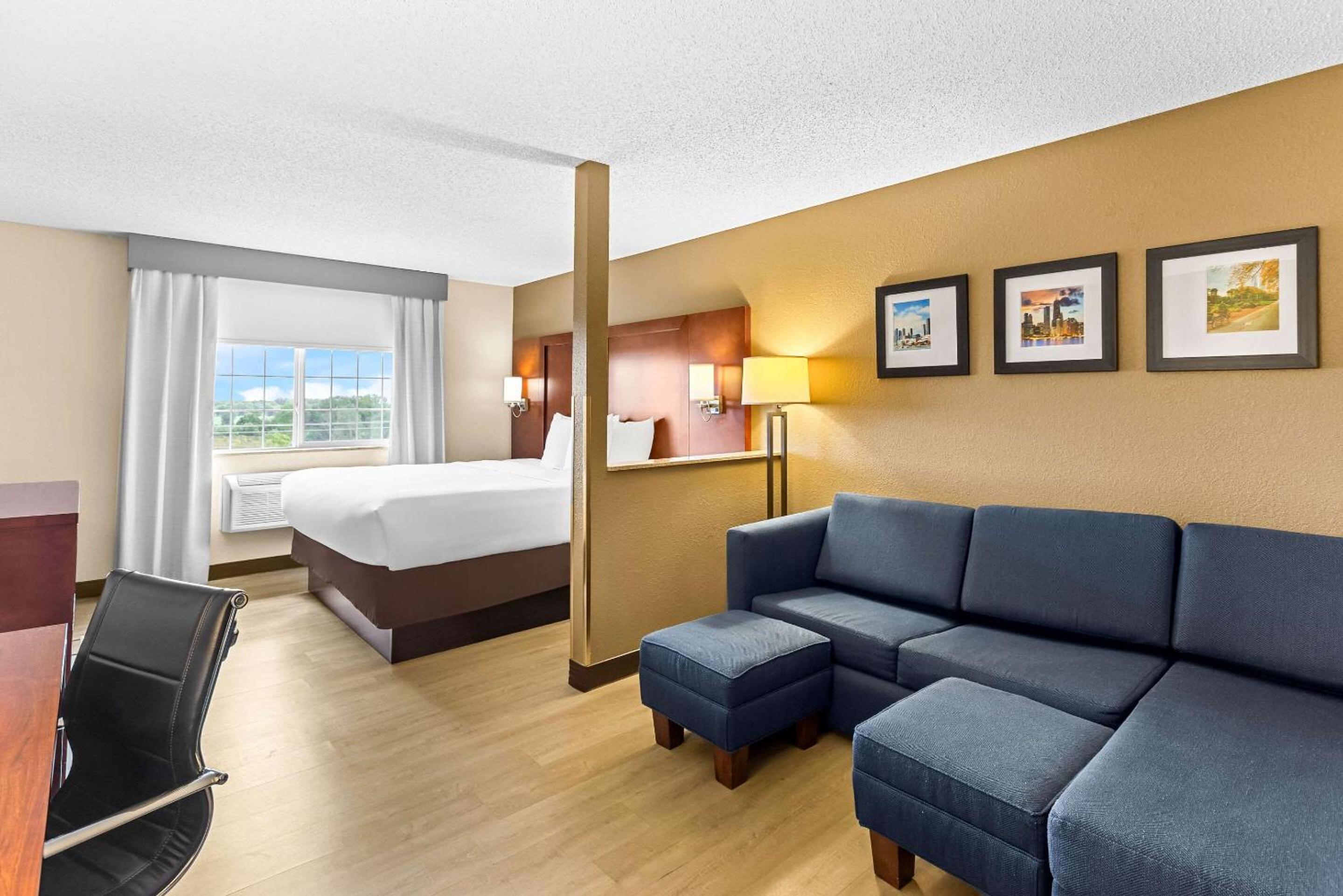 King Suite - Non-Smoking - Photo 1