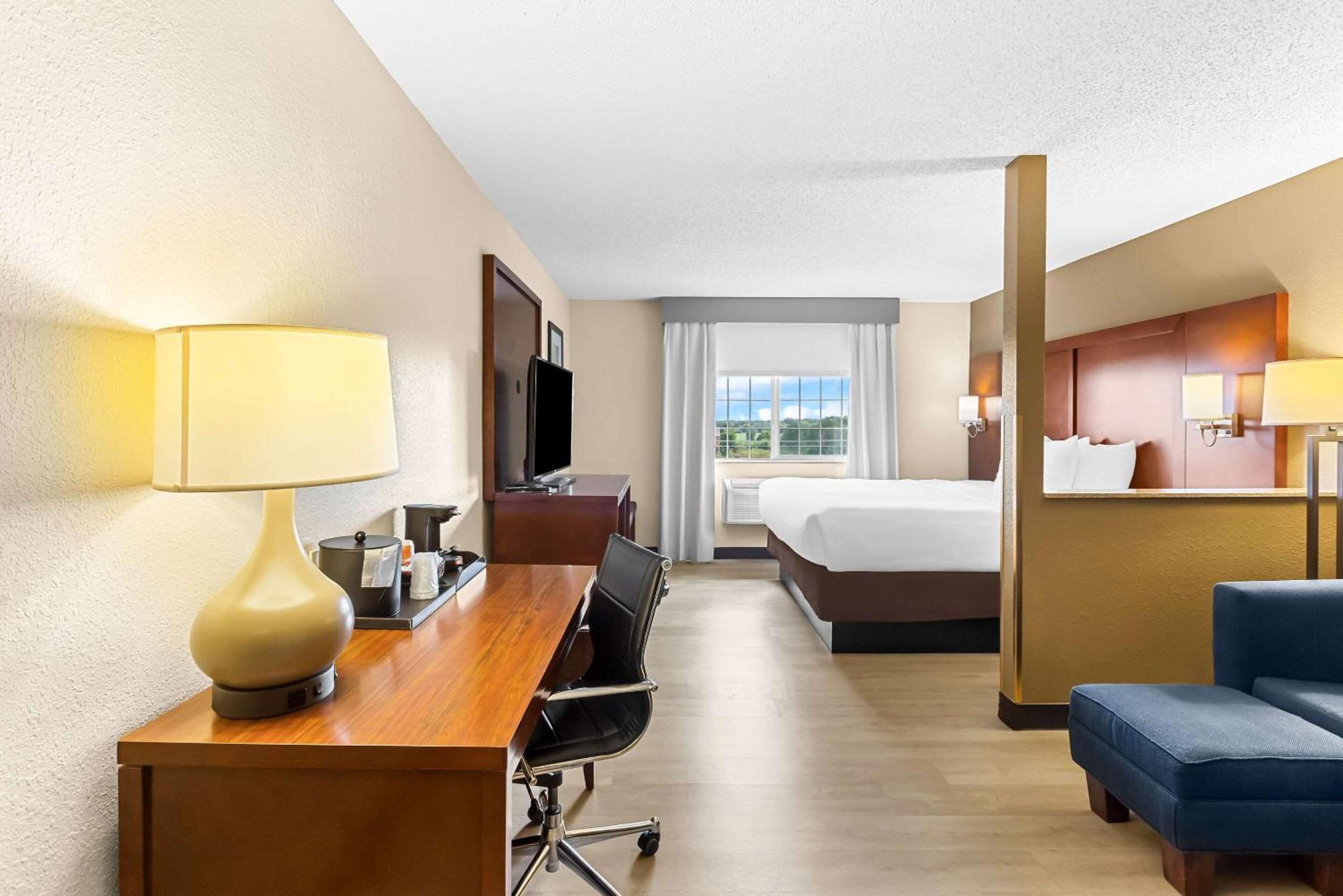 King Suite - Non-Smoking - Photo 3