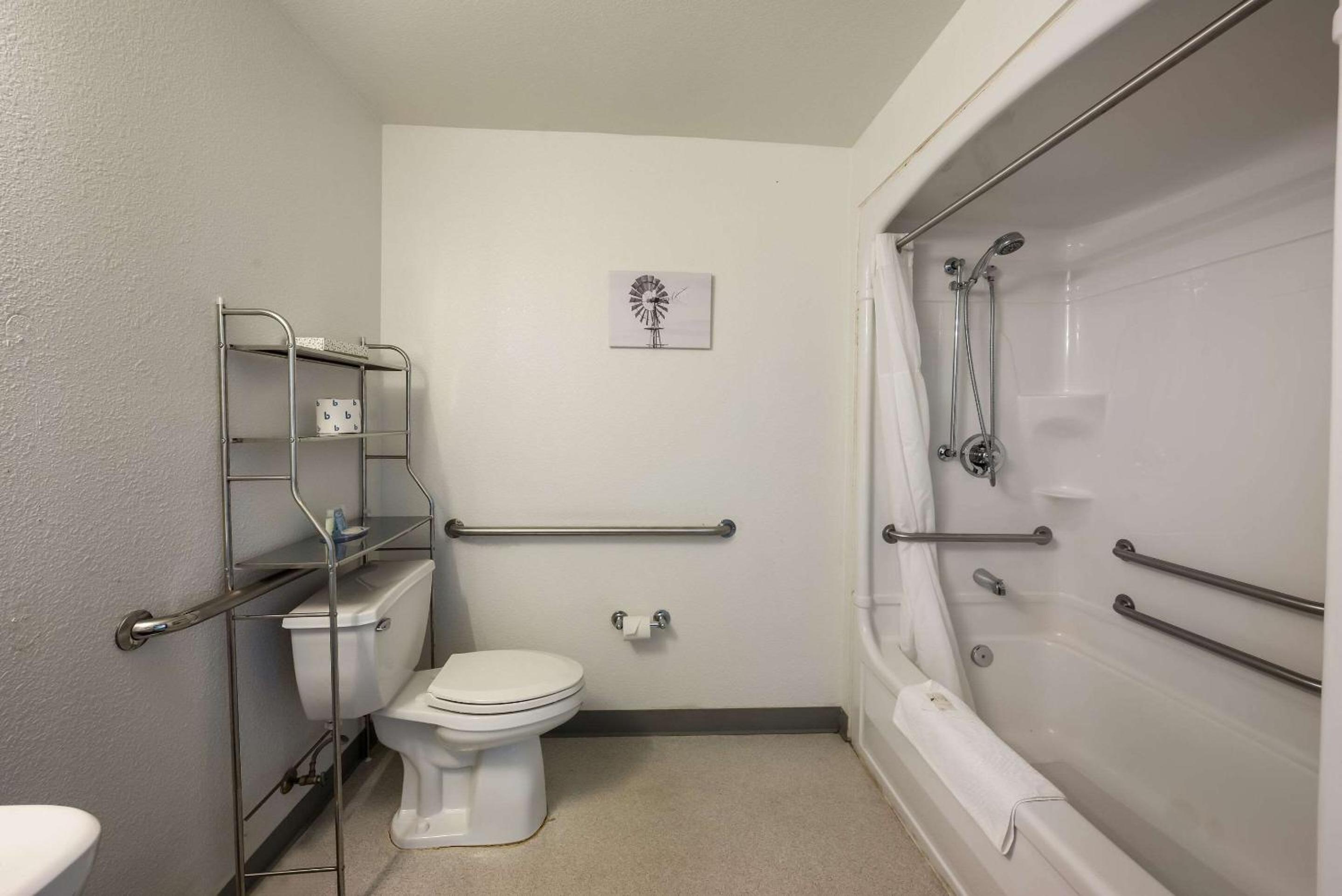 Quadruple Room with Two Queen Beds and Tub - Non Smoking - Photo 3