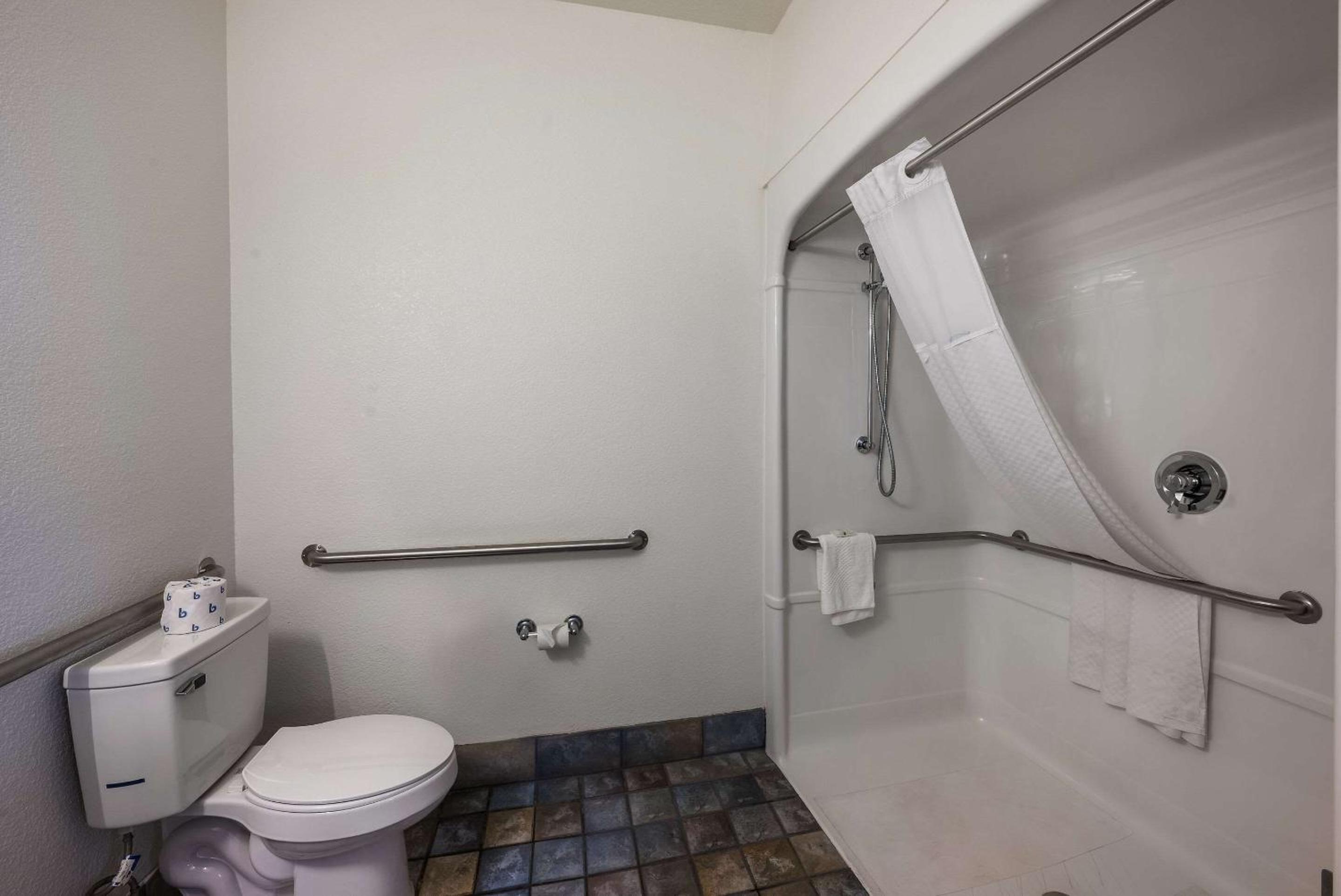 Quadruple Room with Two Queen Beds and Tub - Non Smoking - Photo 4