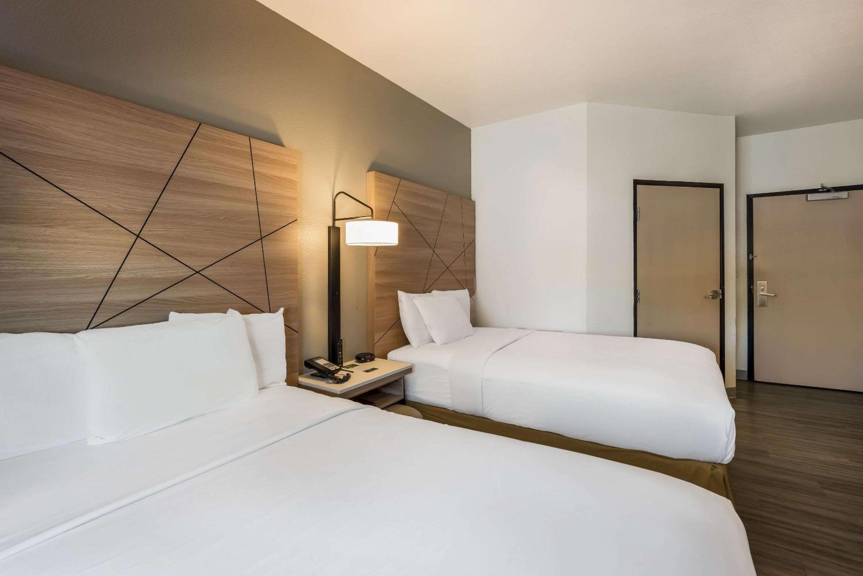 Quadruple Room with Two Queen Beds and Tub - Non Smoking - Photo 2