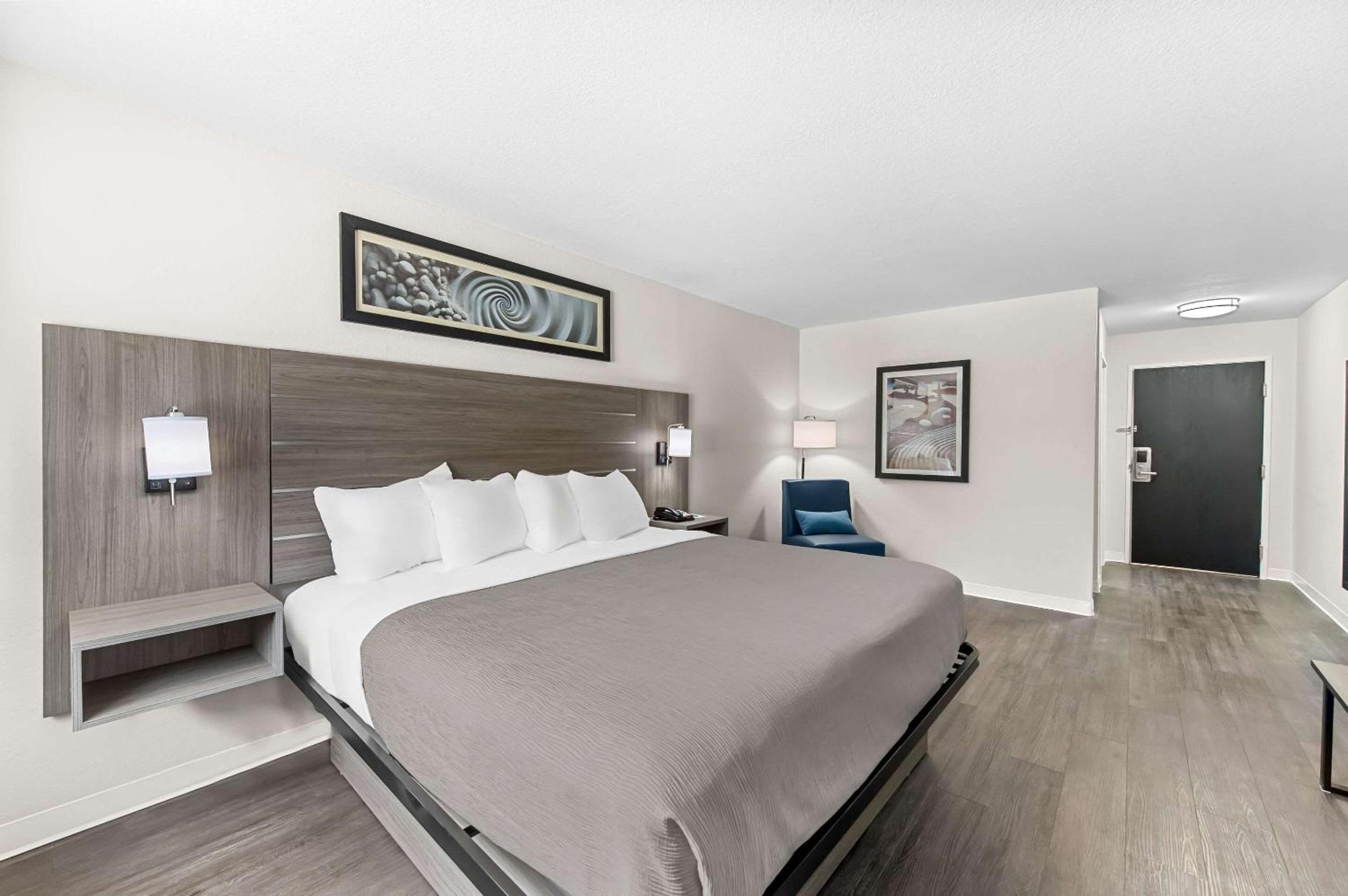 Standard King Room - Photo 5
