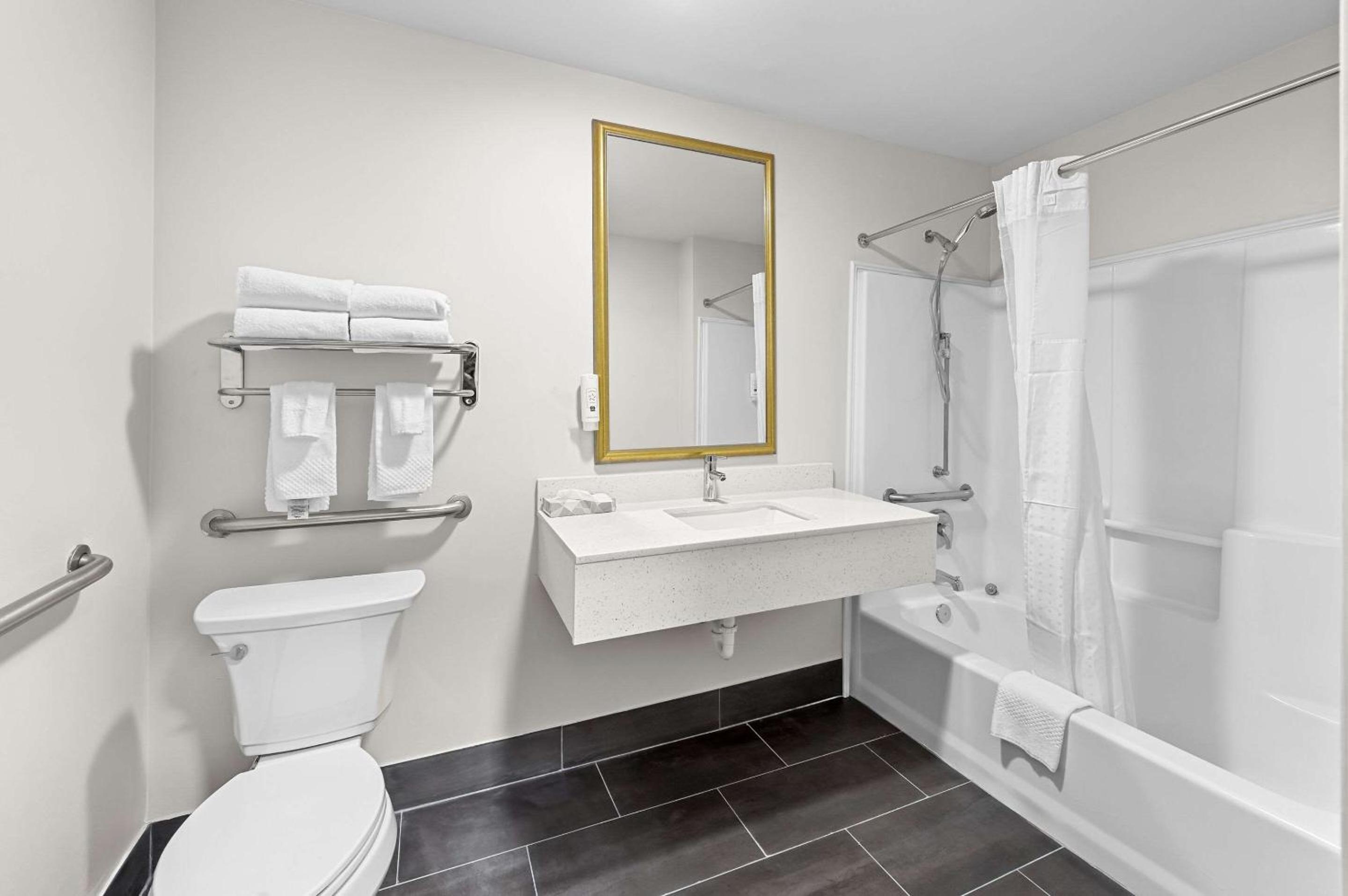 Queen Suite - Photo 2