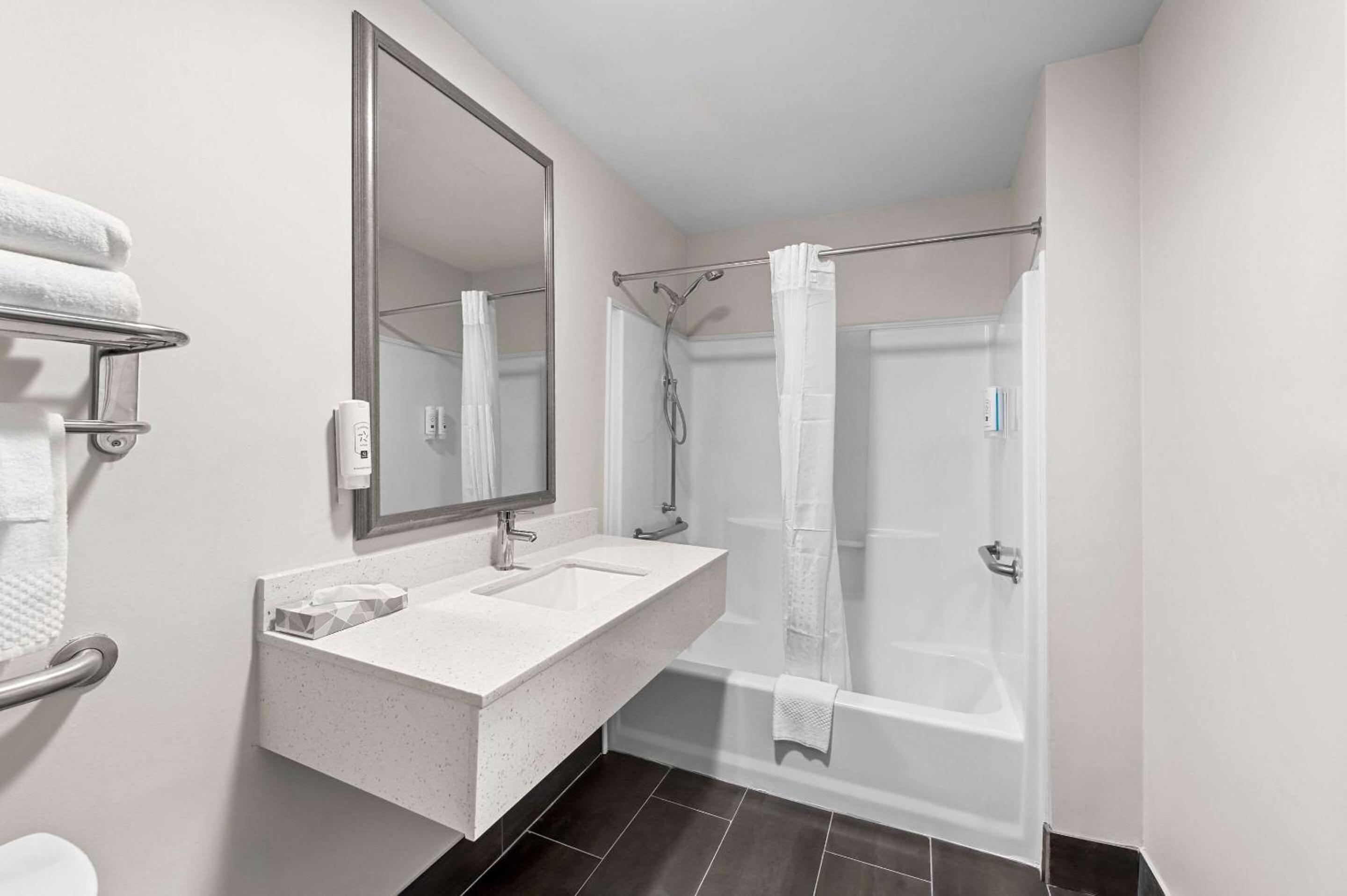 Queen Suite - Photo 3