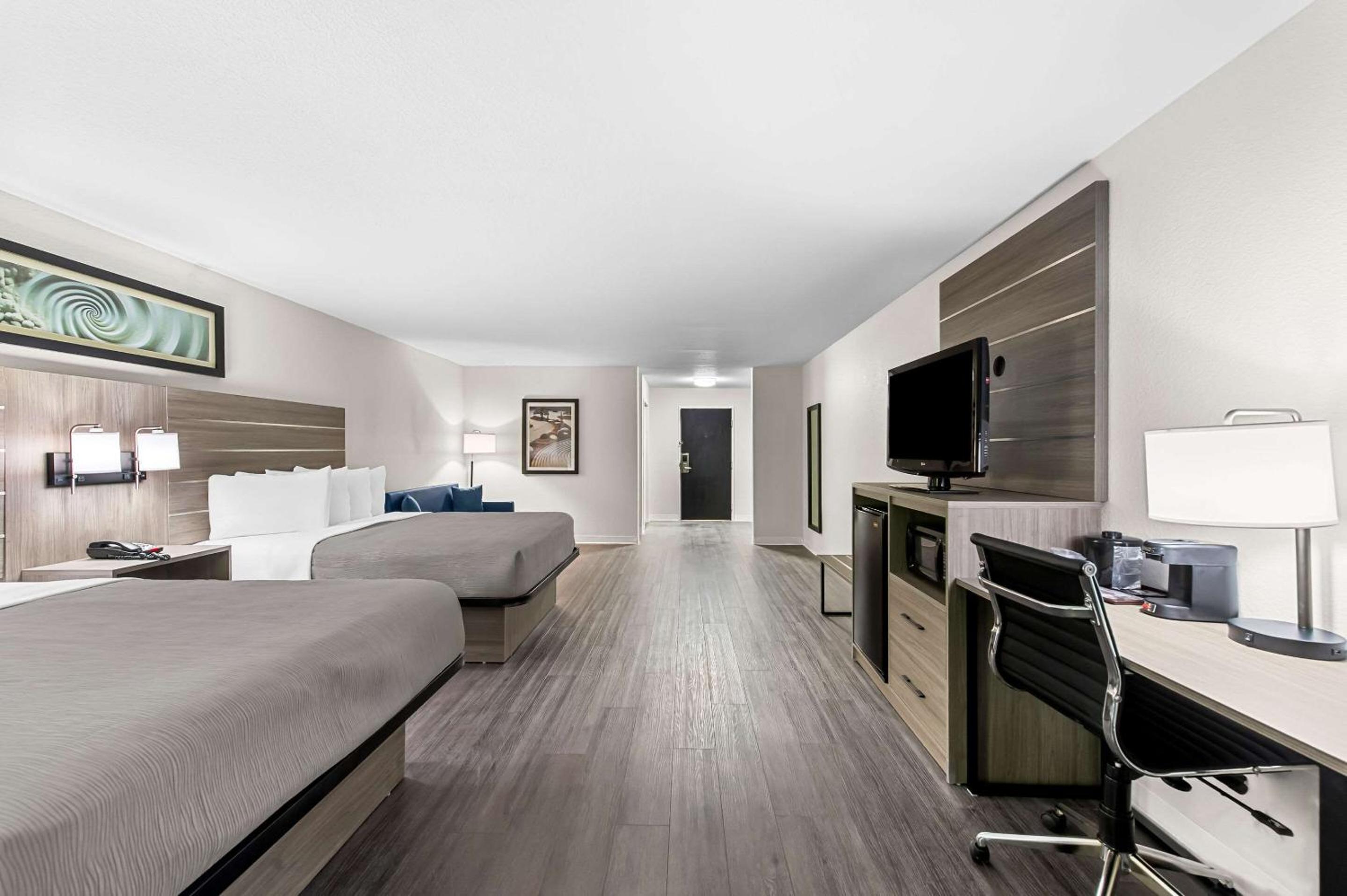 Queen Suite - Photo 1