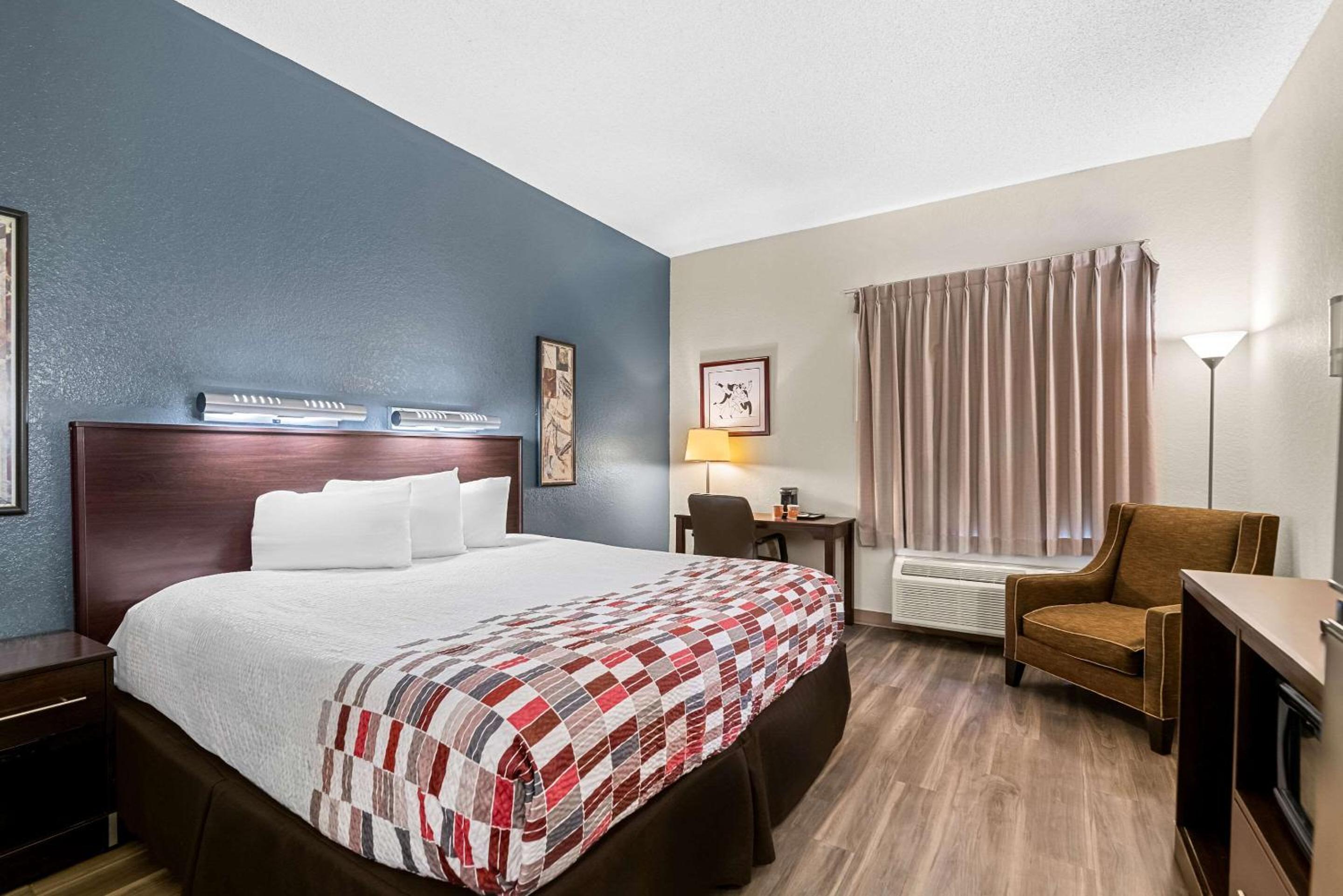 King Room - Non Smoking/Interior Hall photo 3