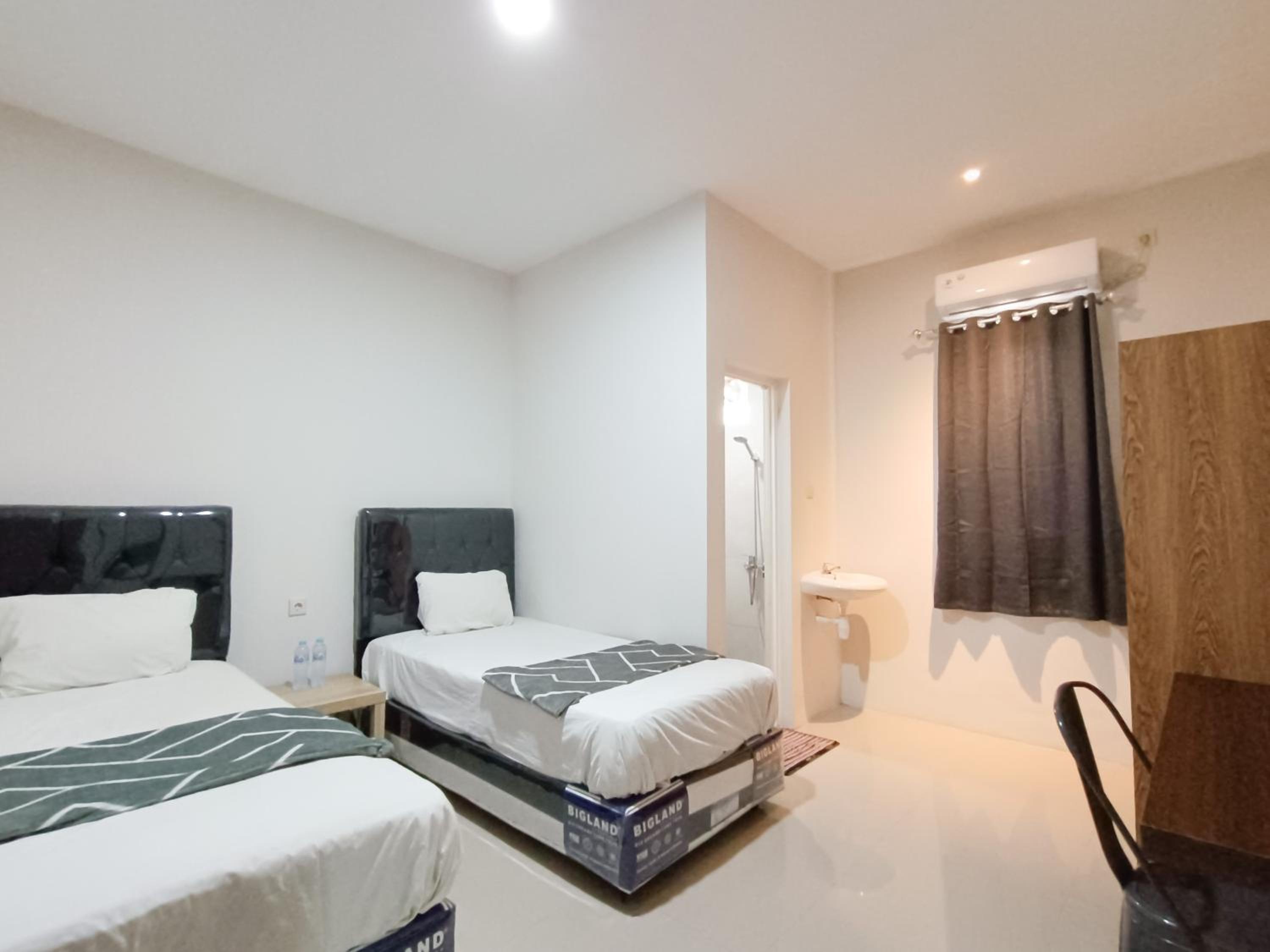 Twin Room - Photo 11