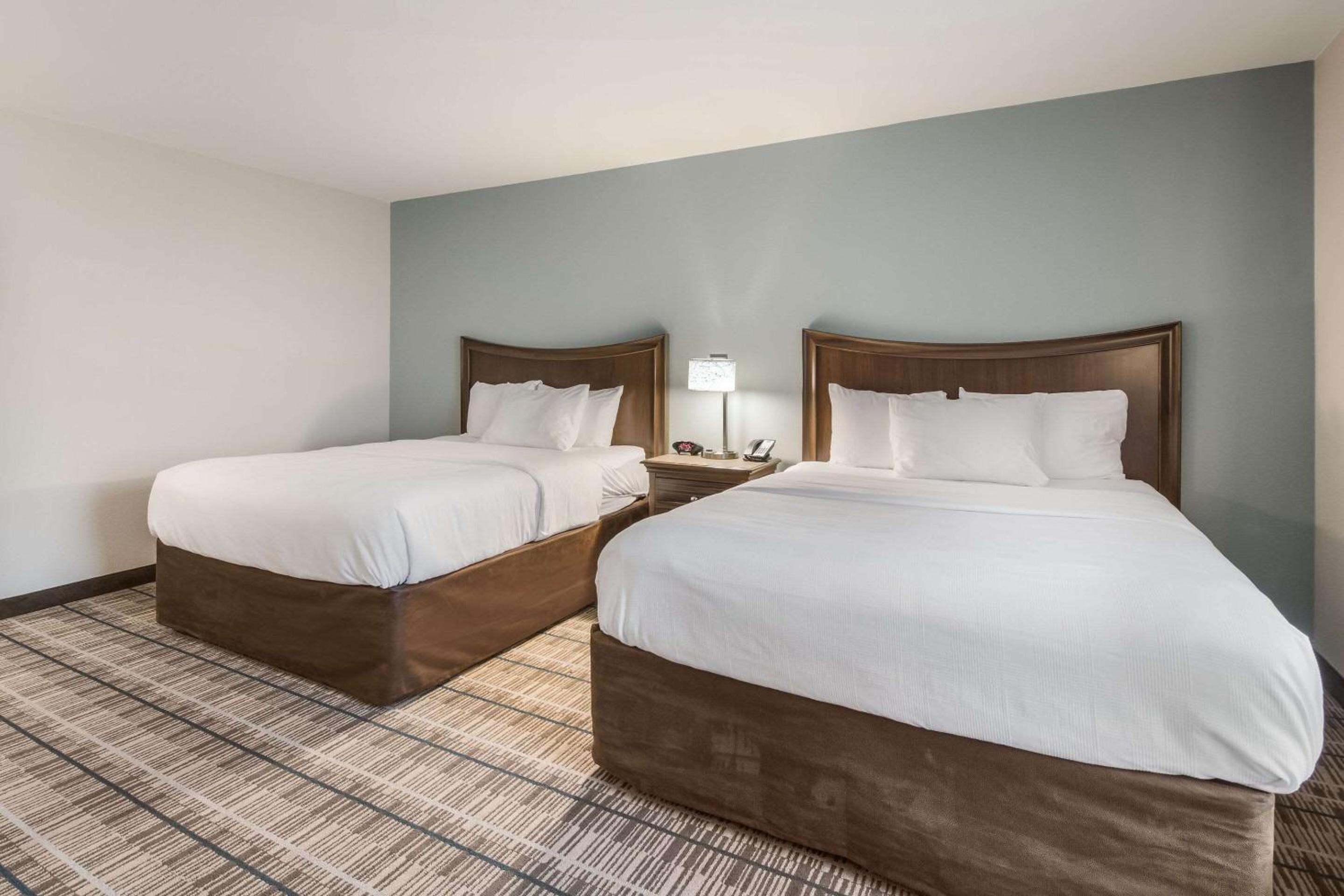 Queen Suite with Two Queen Beds - Non-Smoking - Photo 5