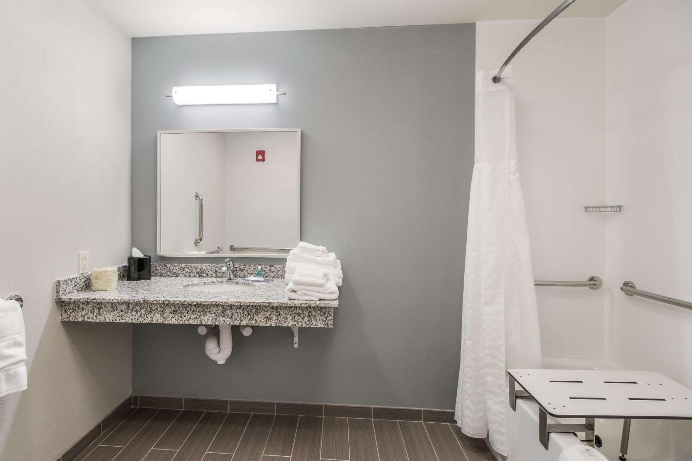 King Suite - Accessible/Non-Smoking photo 3