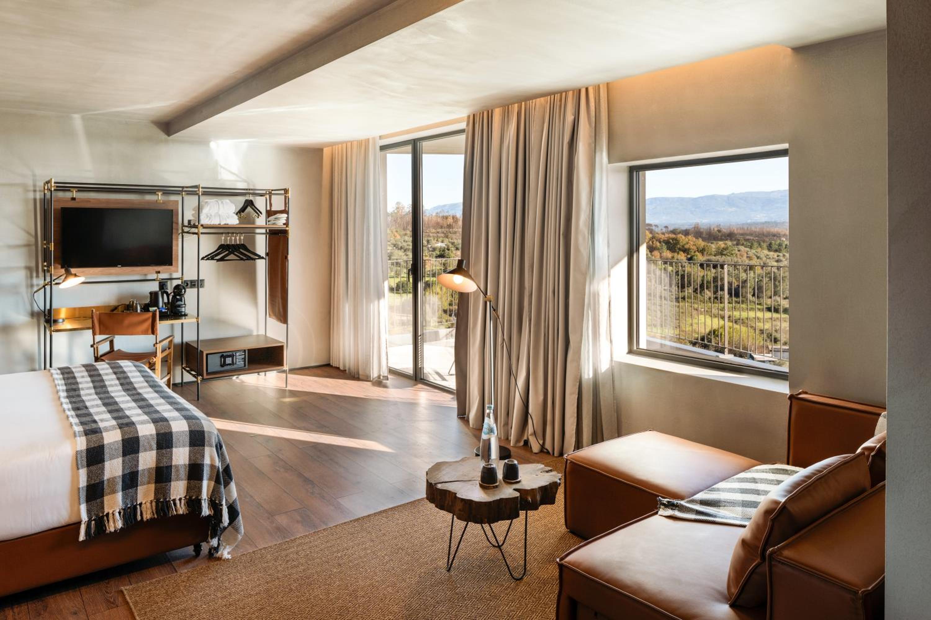 Suite with Balcony and Mountain View - Photo 1