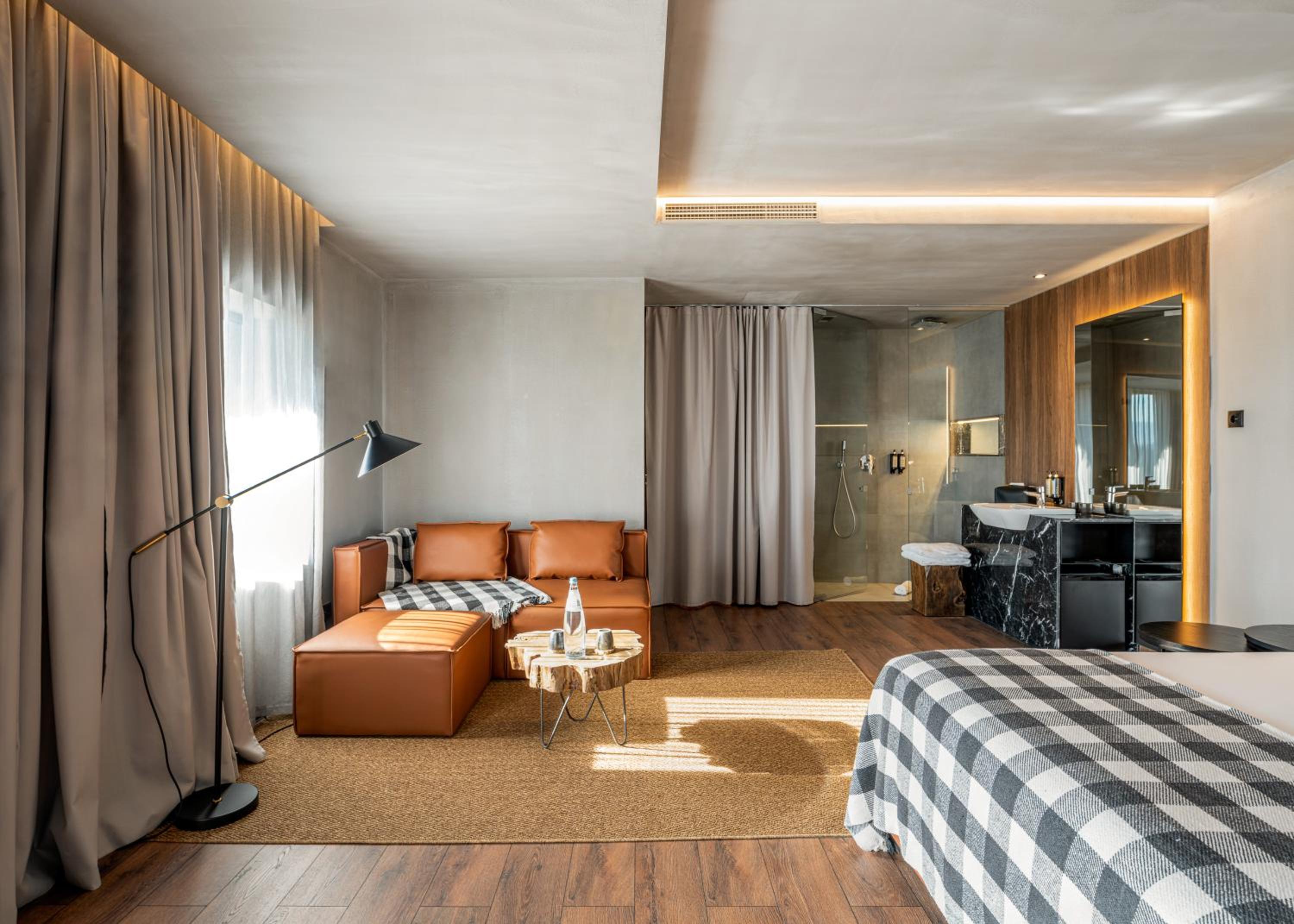 Suite with Balcony and Mountain View - Photo 4
