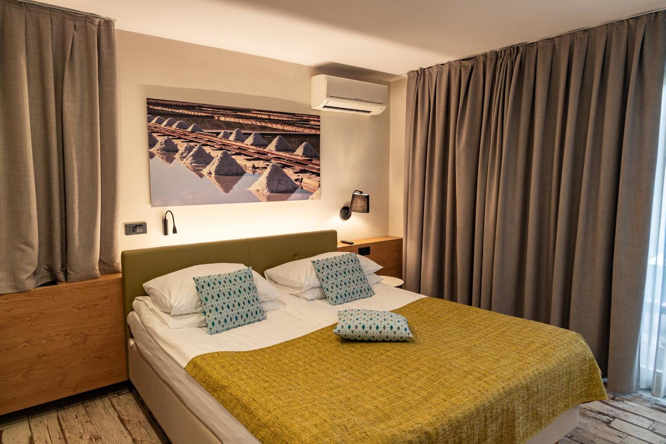 Seaside Deluxe Suite with Hut Tub on Terrace