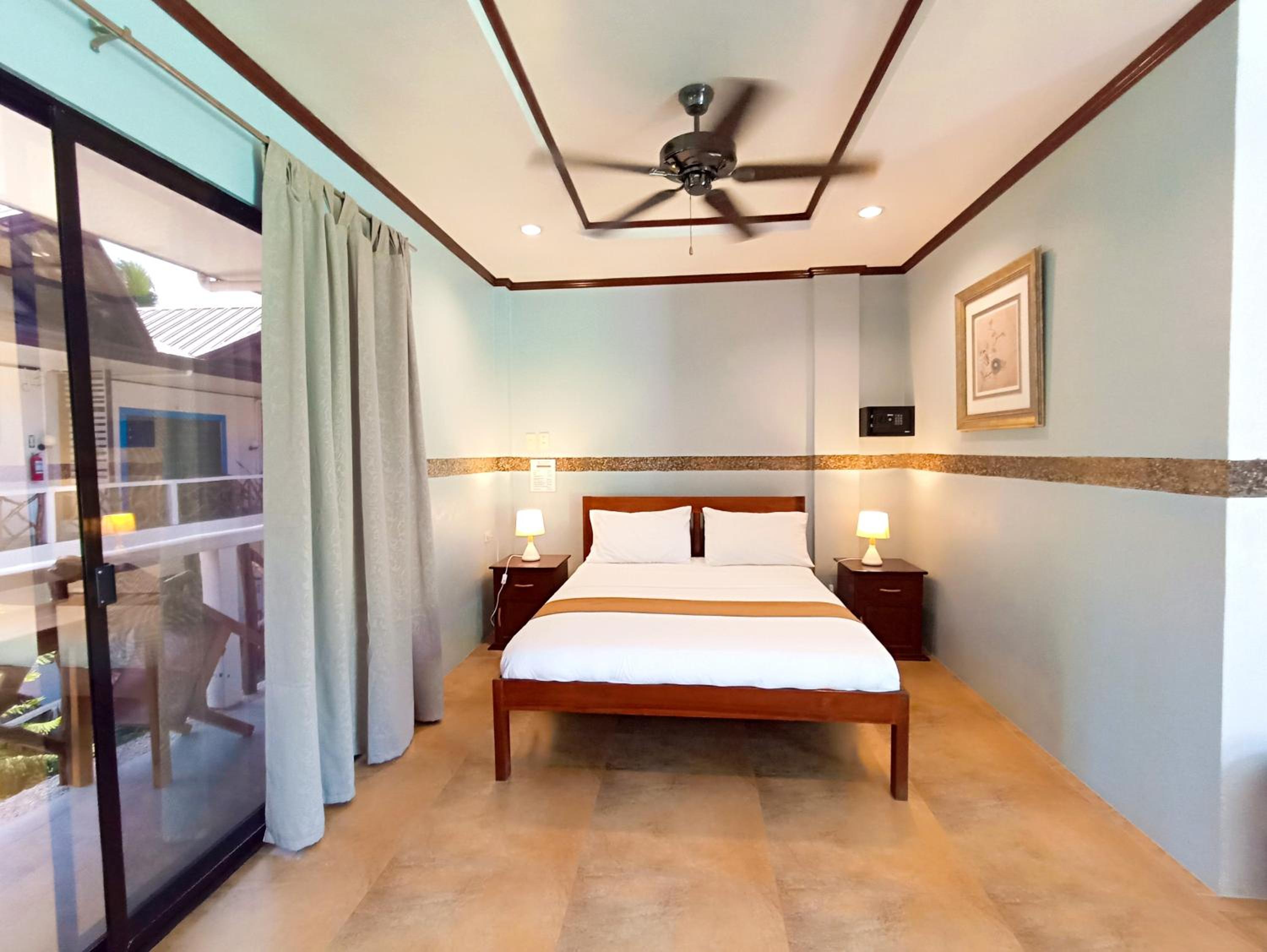 Deluxe Queen Room - Photo 11