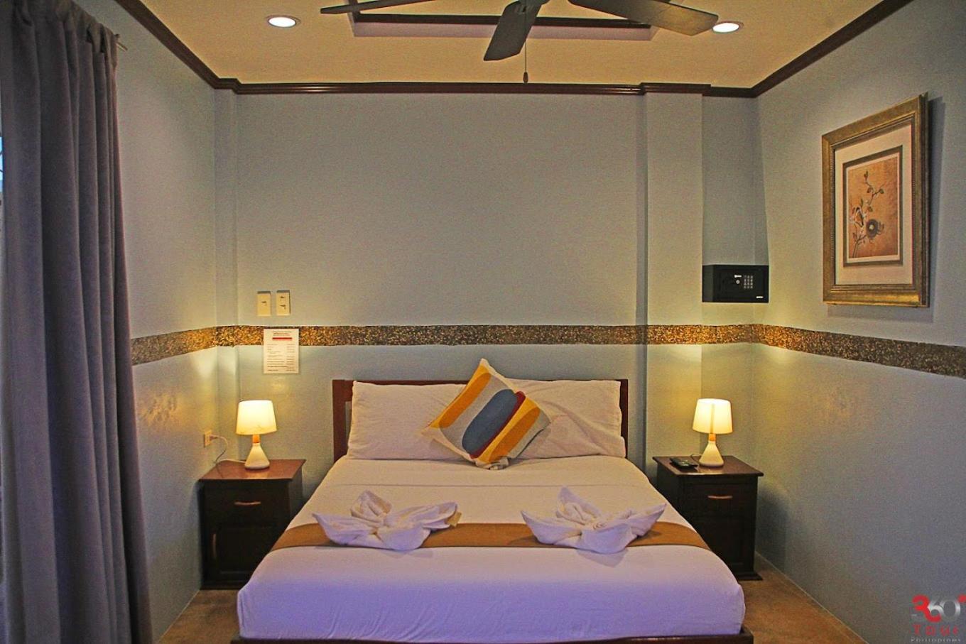 Deluxe Queen Room - Photo 10
