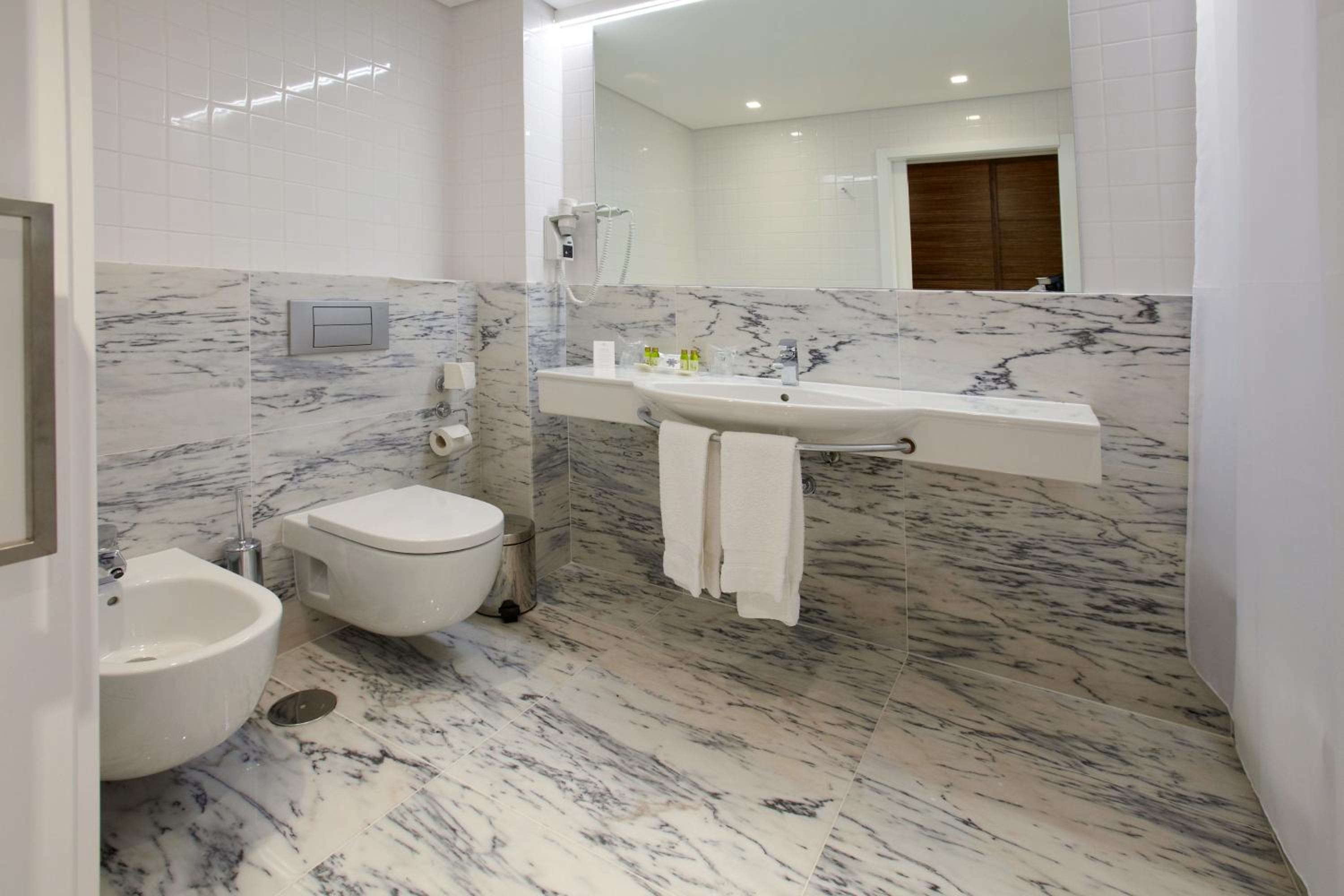 Superior Double or Twin Room - Photo 8