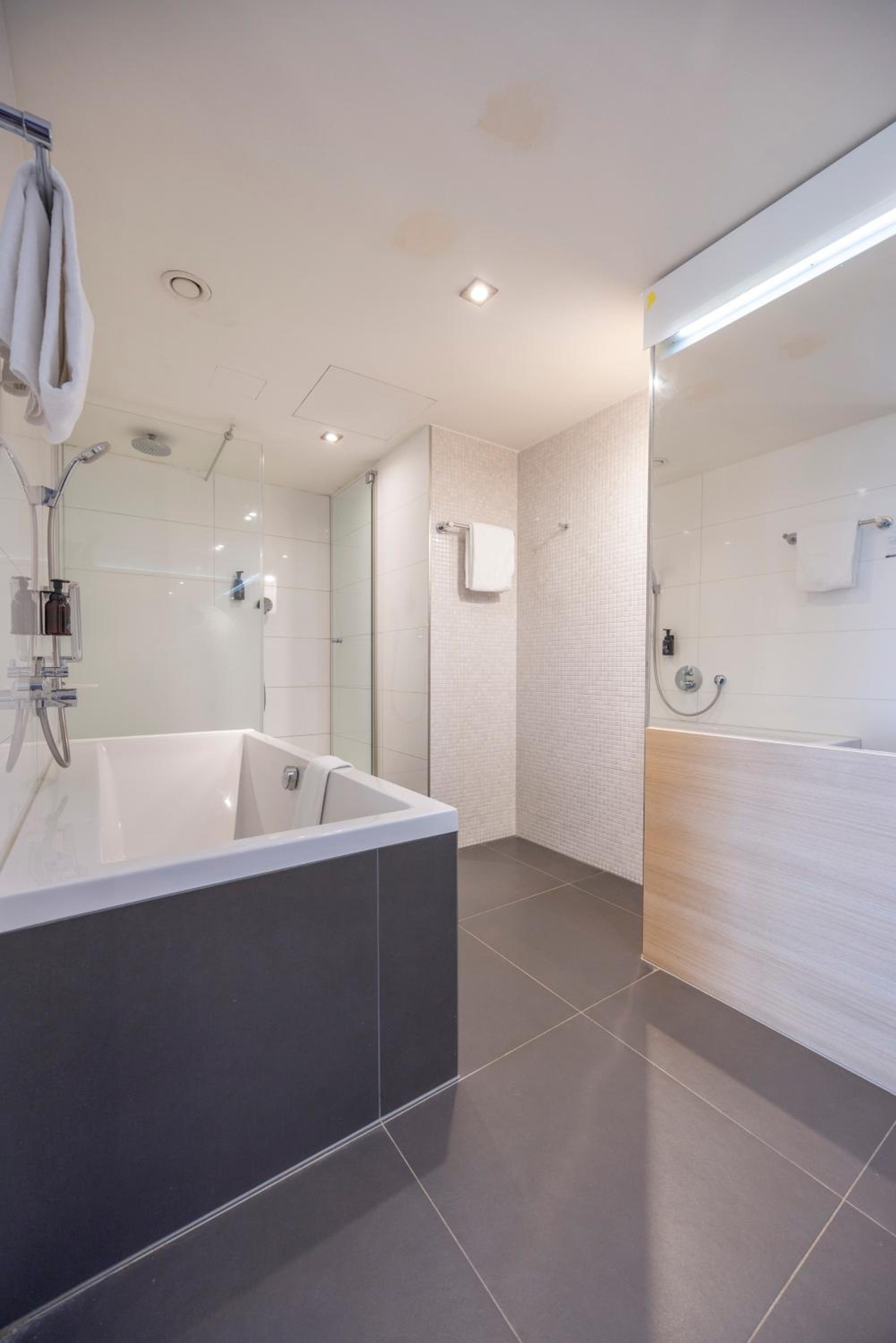 Suite - Photo 11