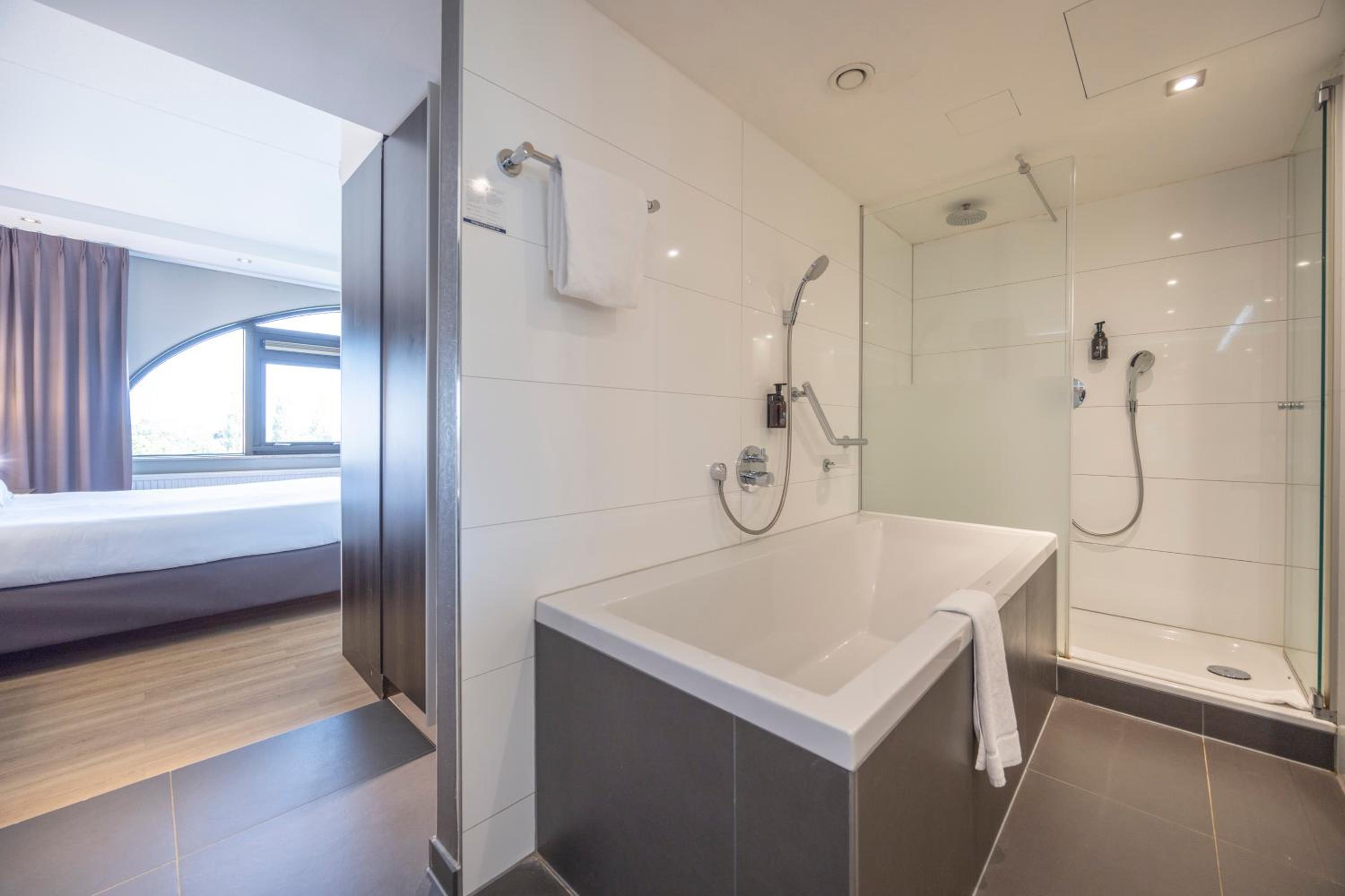 Suite - Photo 2