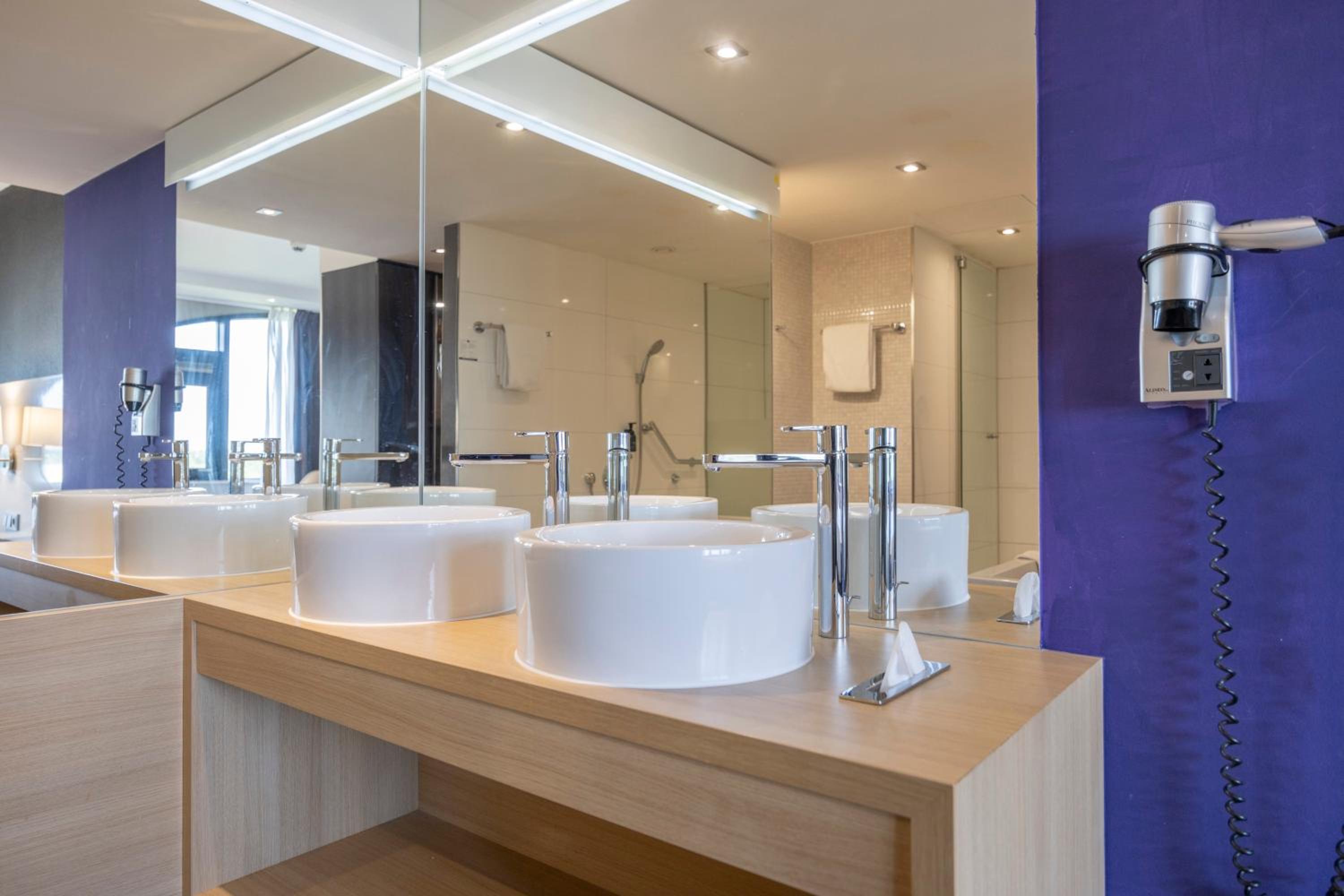 Suite - Photo 12