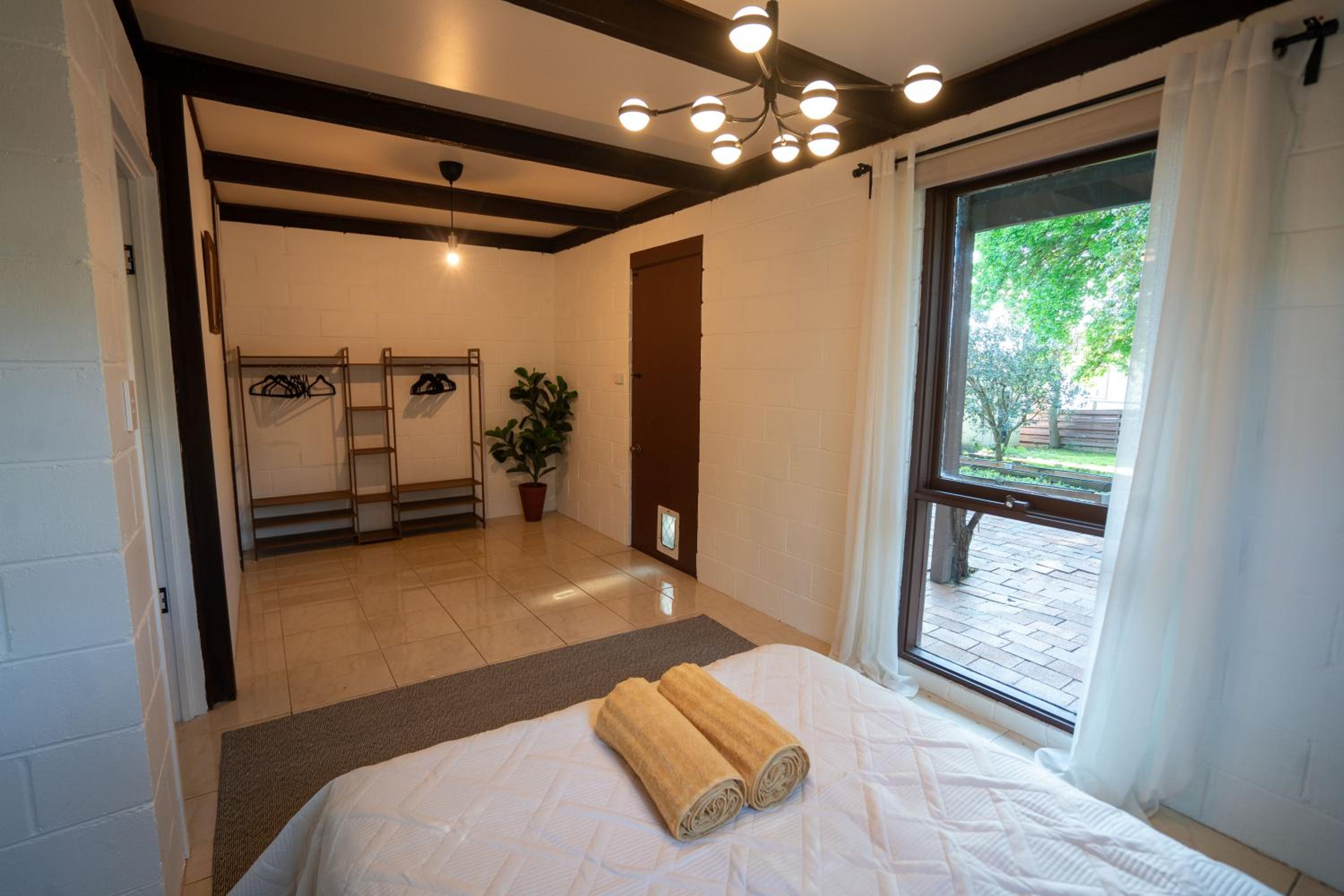 Five-Bedroom House photo 3