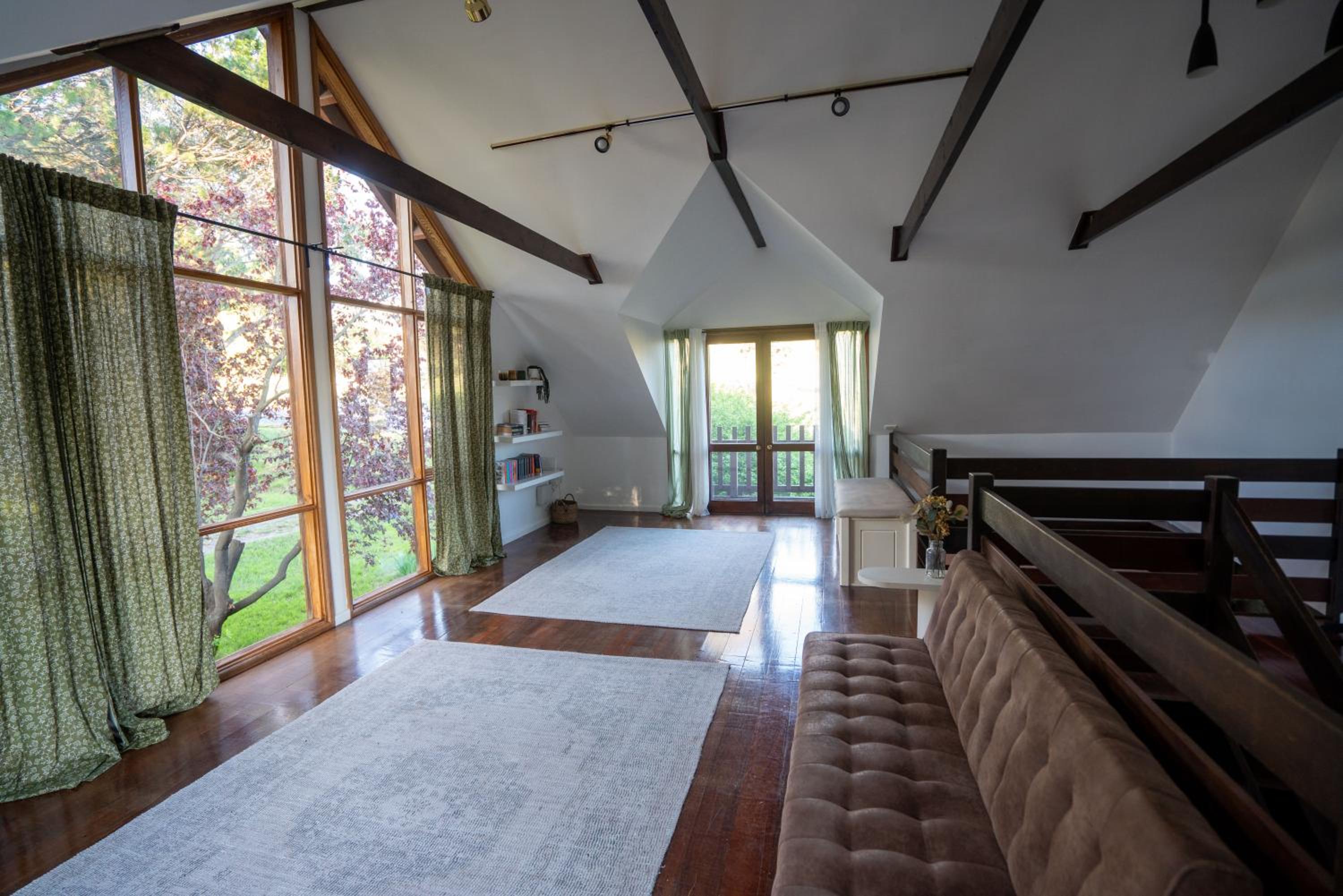 Five-Bedroom House photo 1