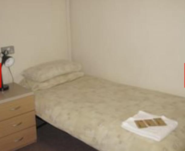 Basic Single Room with Shared Bathroom photo 1