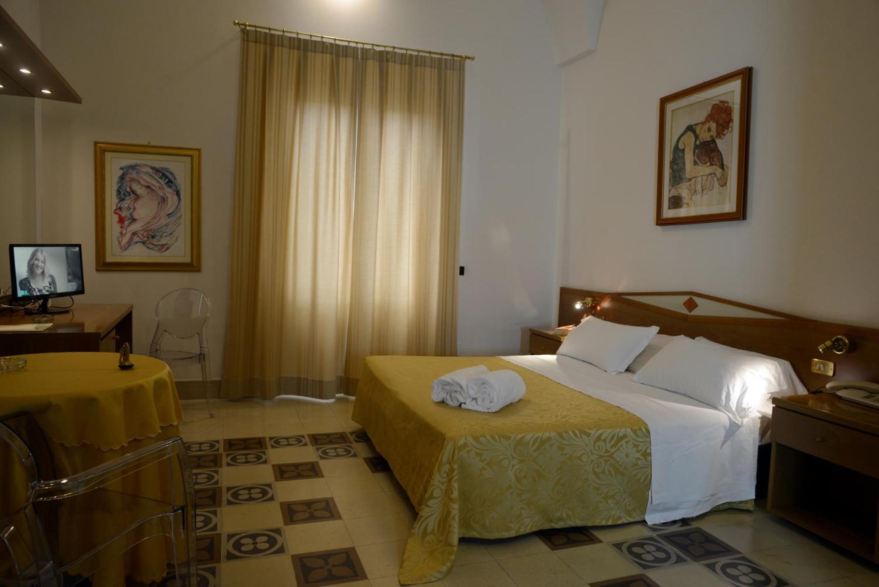 Standard Twin Room - Photo 2