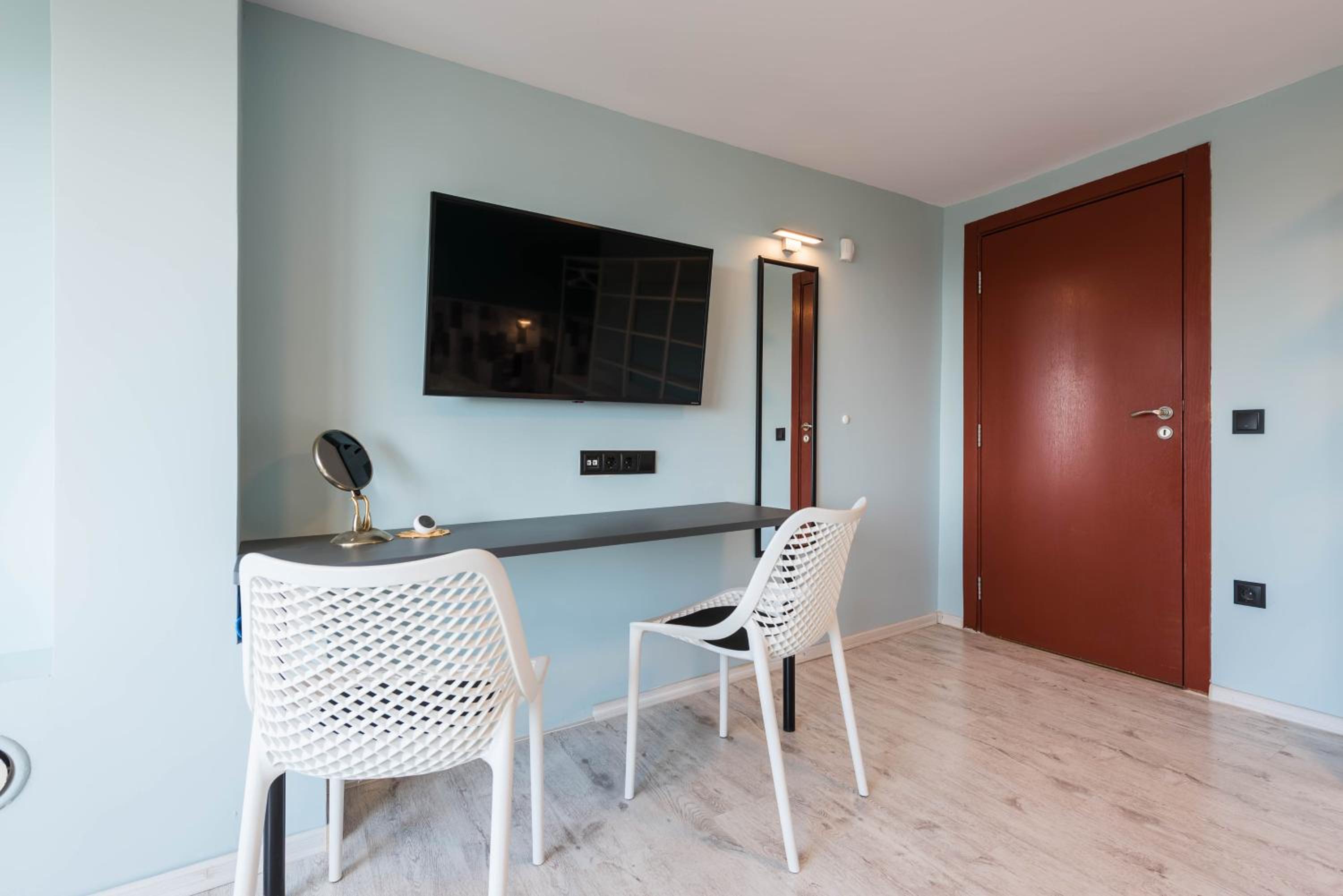 Five-Bedroom House photo 1