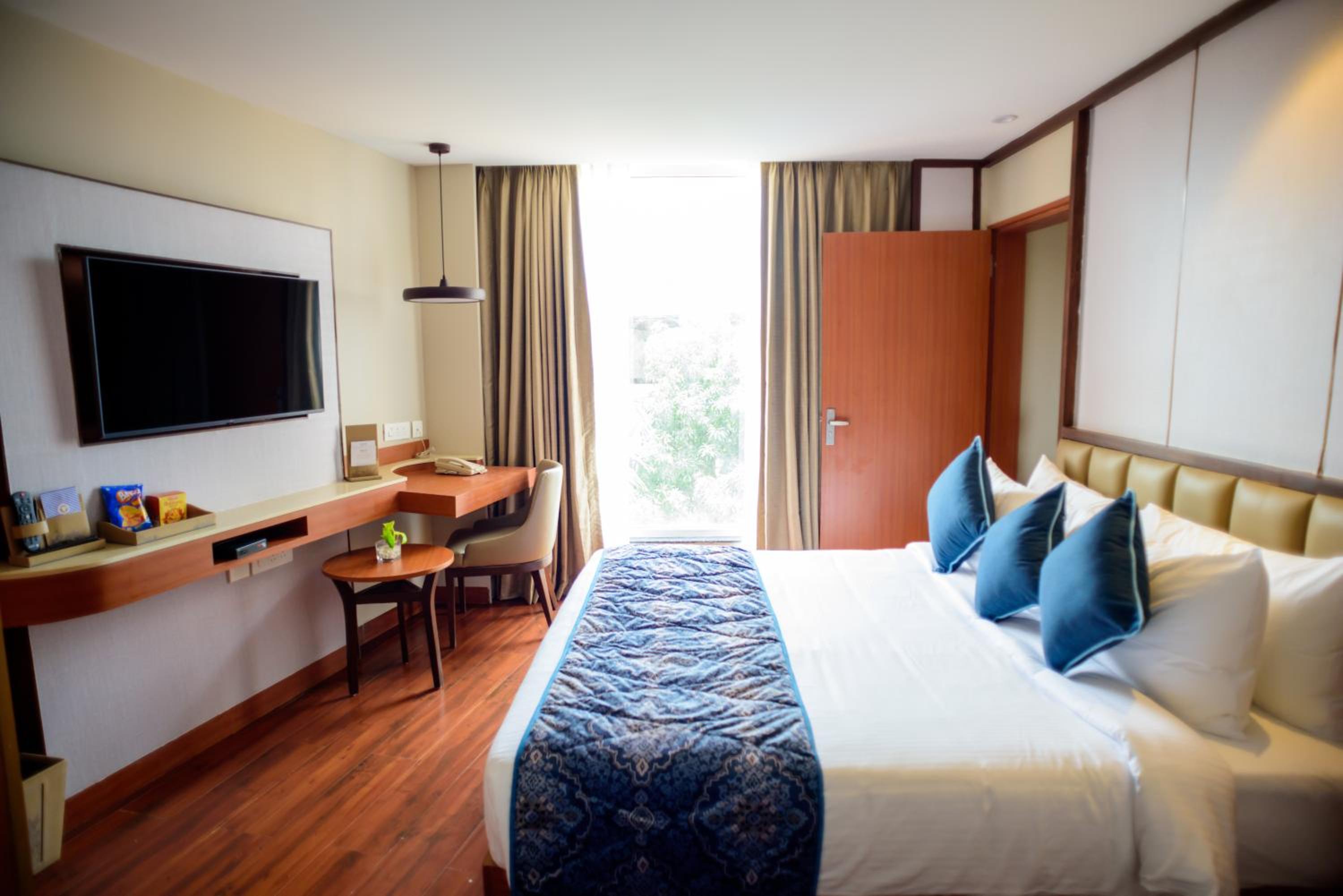 Deluxe Room - Photo 9