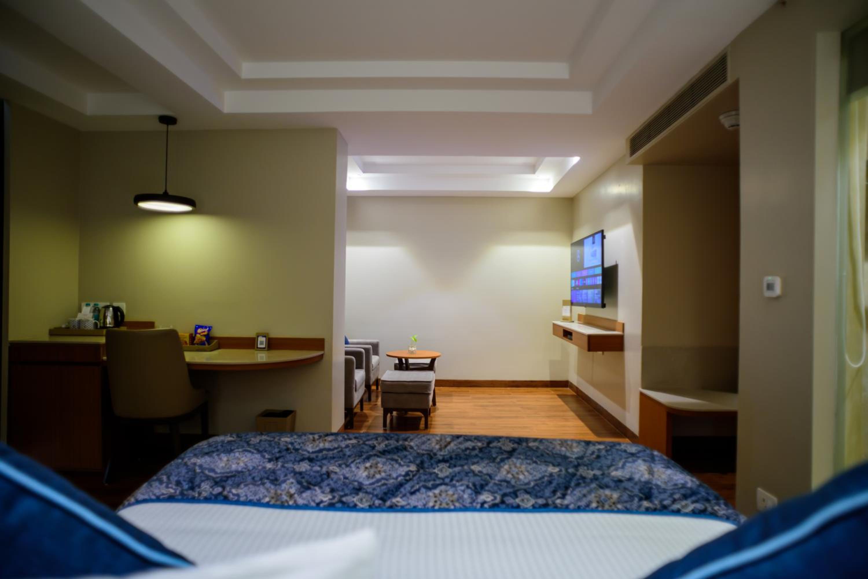 Junior Suite with 2 hours of Happy Hours on complimentary select beverages - Photo 4