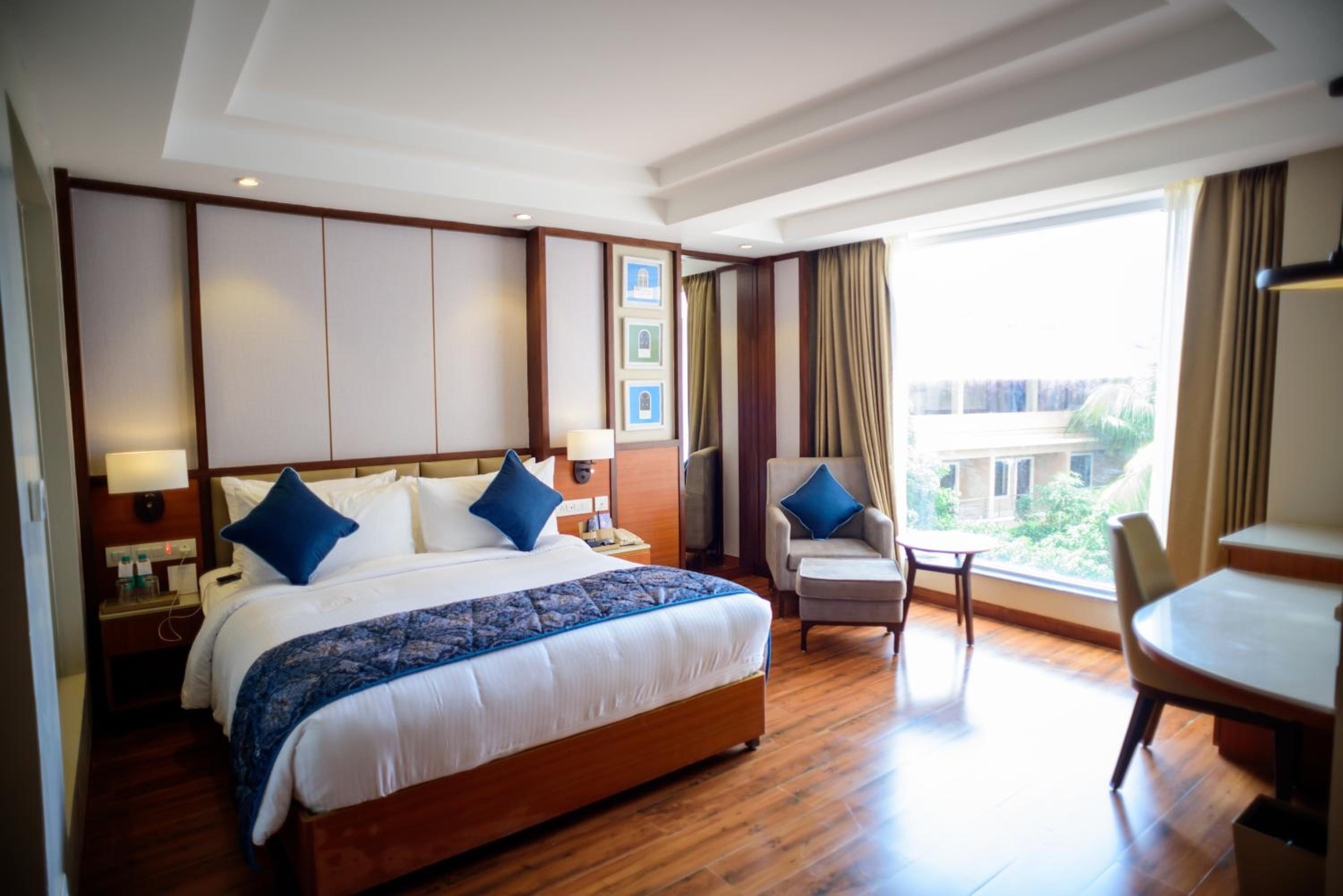Junior Suite with 2 hours of Happy Hours on complimentary select beverages - Photo 3