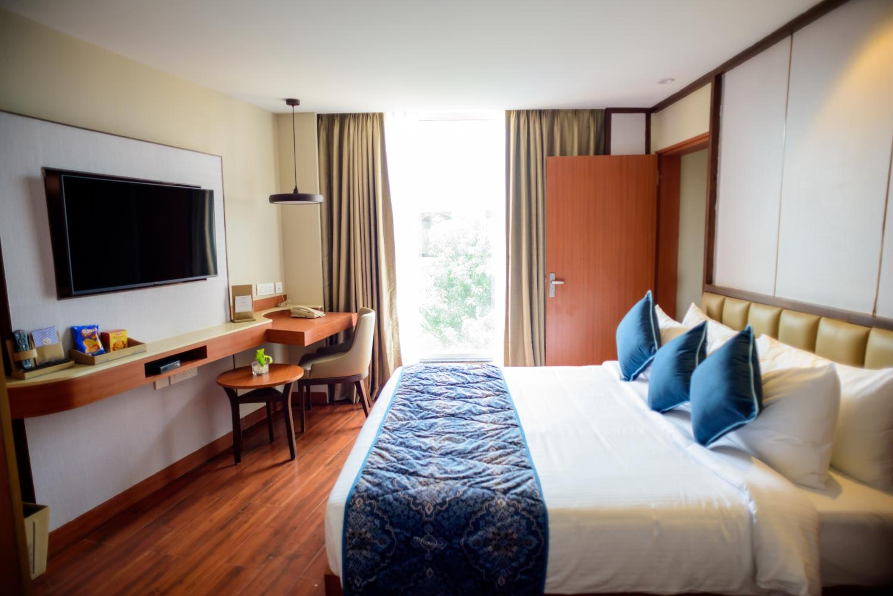 Family Room with 2 hours of Happy Hours on complimentary select beverages - Photo 2