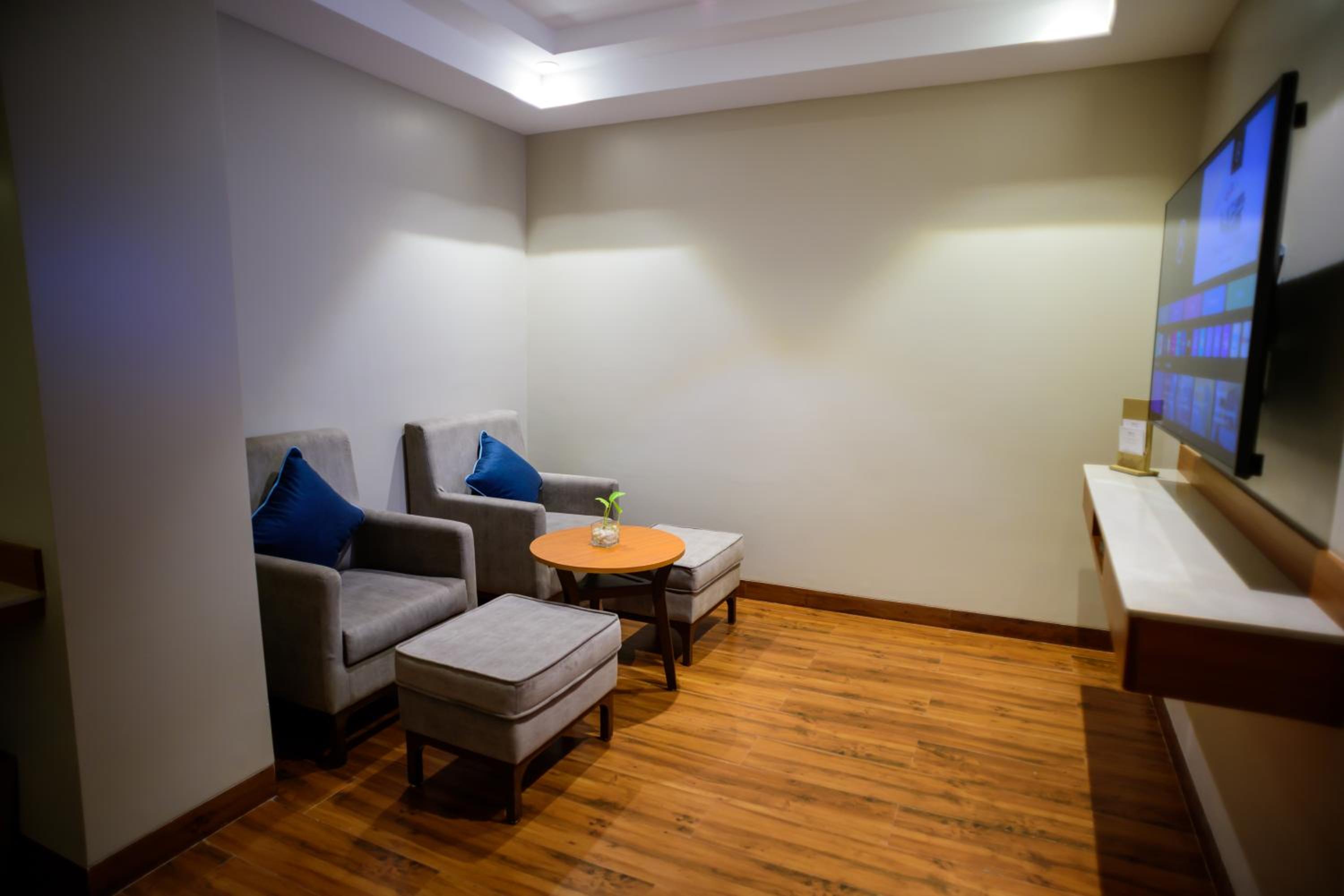 Junior Suite with 2 hours of Happy Hours on complimentary select beverages - Photo 2