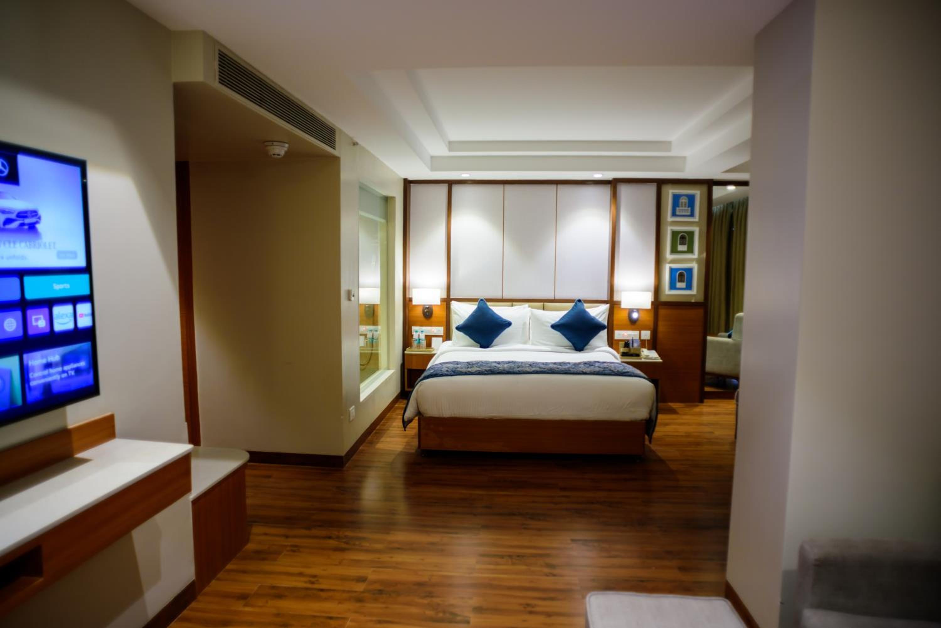 Junior Suite with 2 hours of Happy Hours on complimentary select beverages - Photo 10