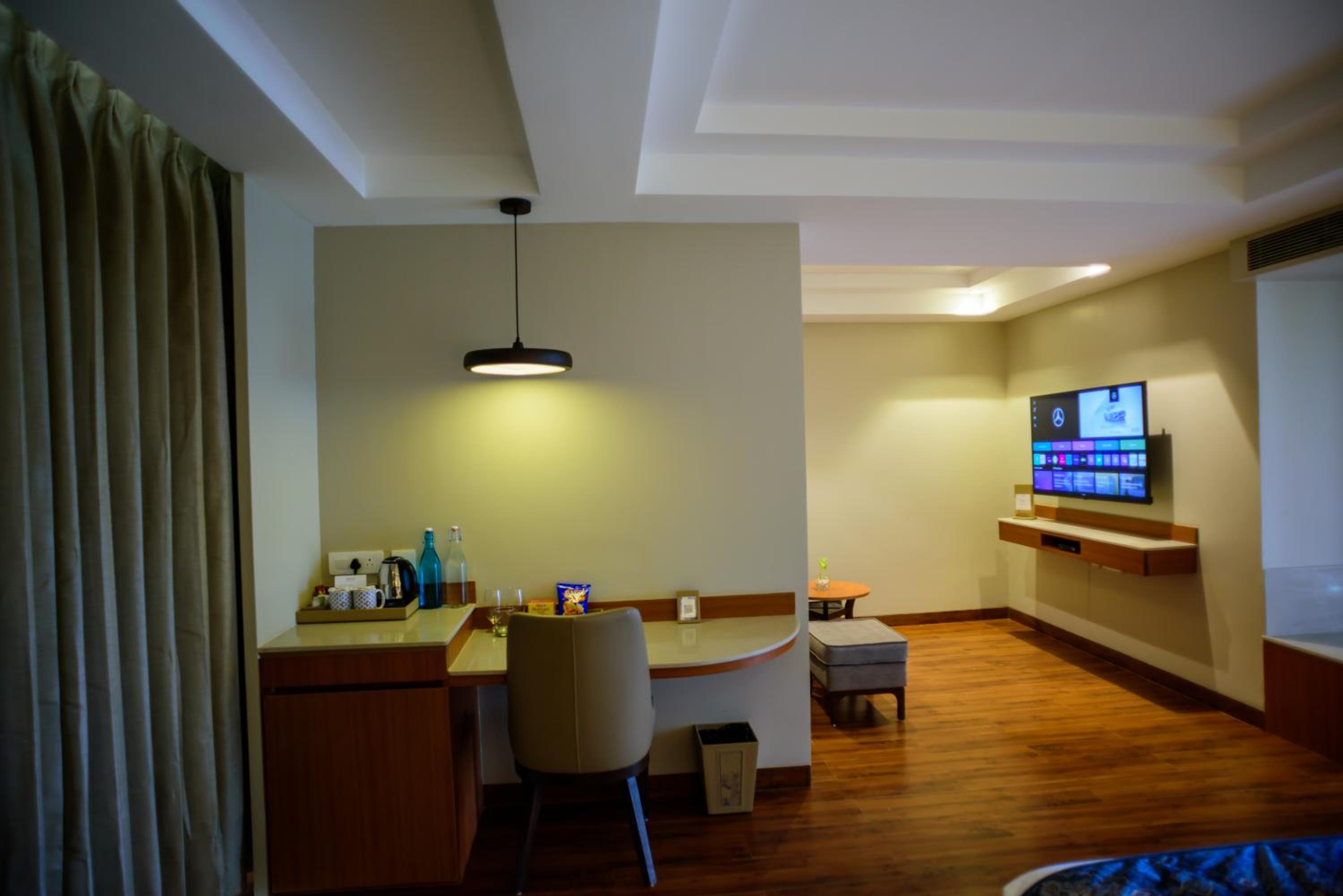 Junior Suite with 2 hours of Happy Hours on complimentary select beverages - Photo 11