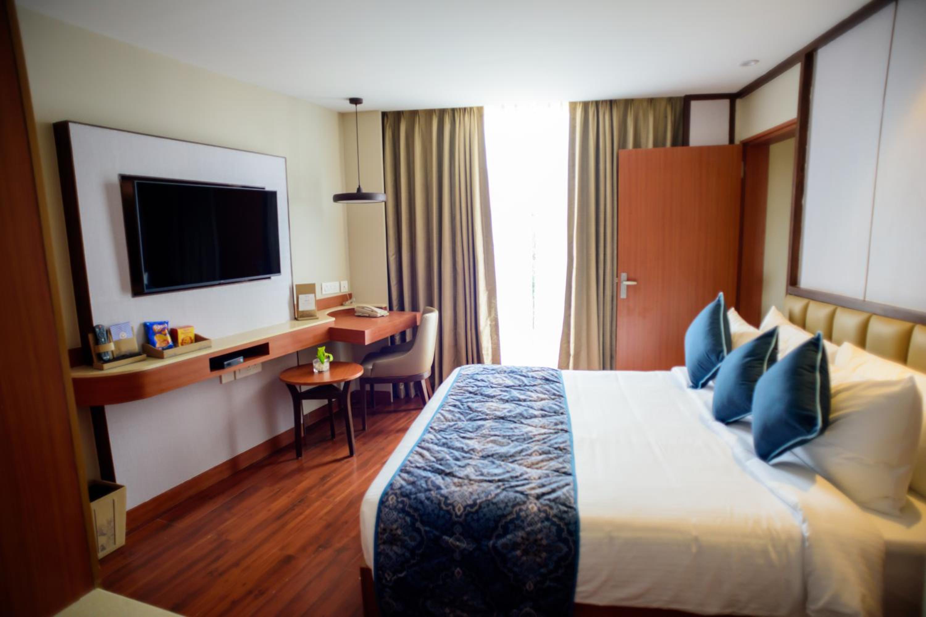 Family Room with 2 hours of Happy Hours on complimentary select beverages - Photo 3