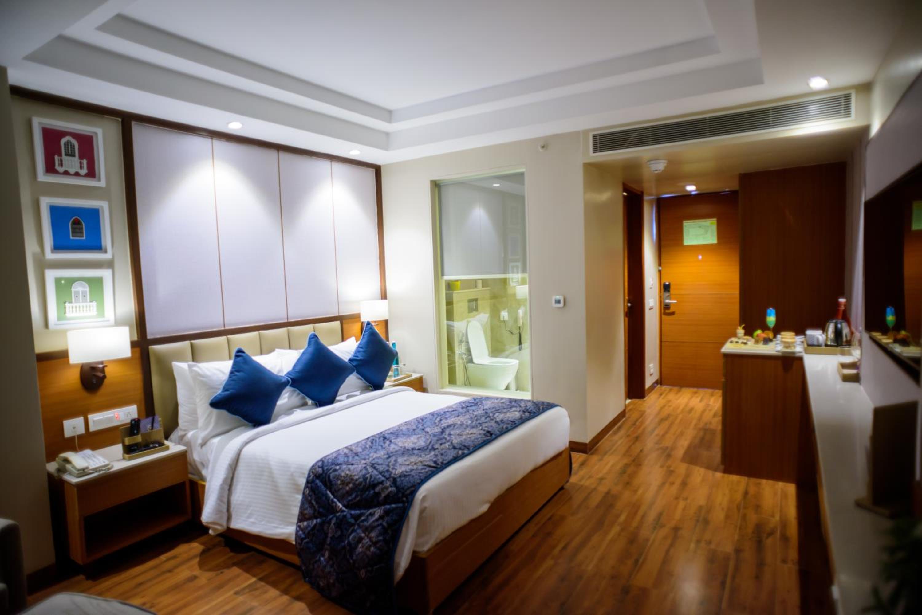 Family Room with 2 hours of Happy Hours on complimentary select beverages - Photo 4